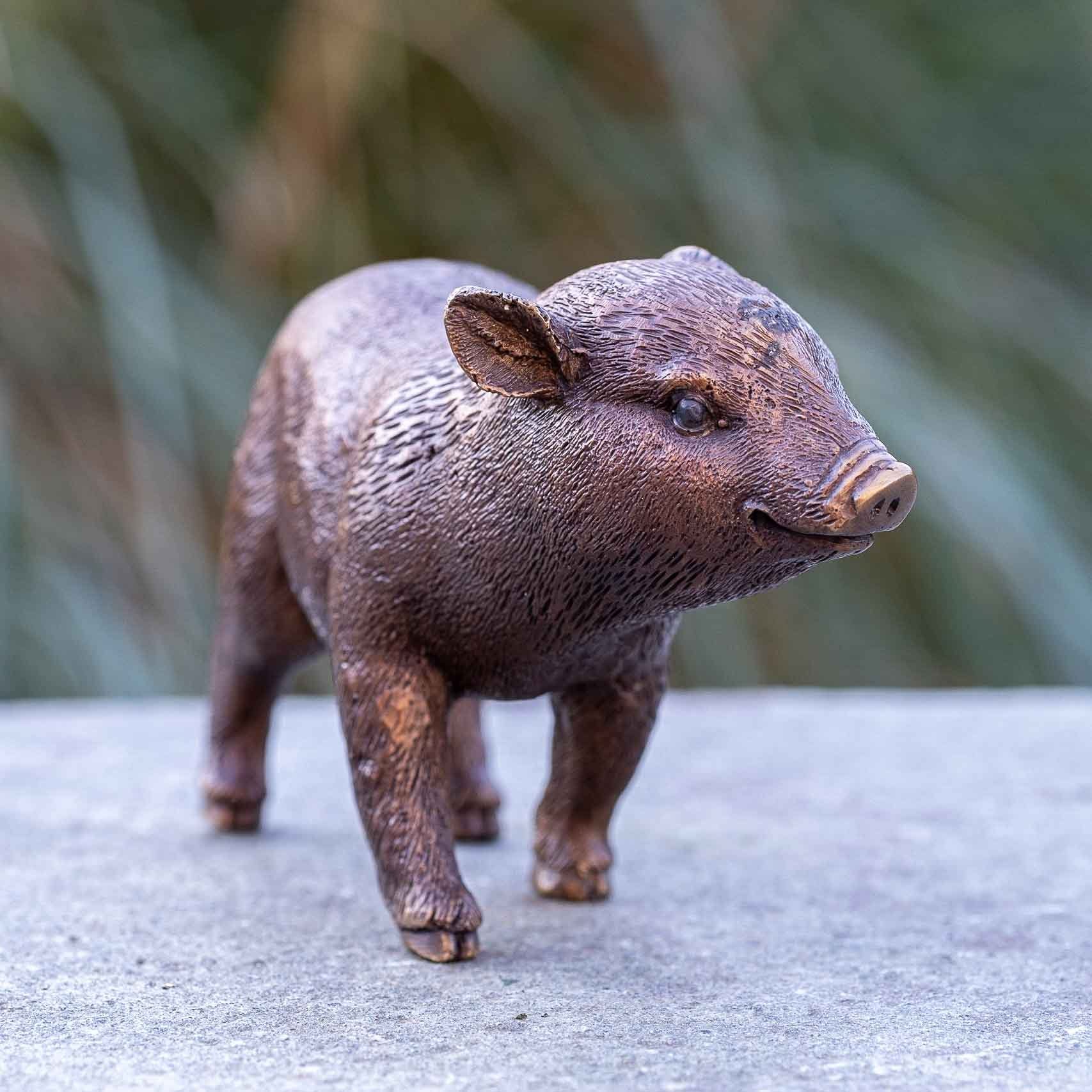 IDYL Gartenfigur IDYL witterungsbeständig Schweinchen, Ferkel in patiniert. werden Bronze Langlebig sehr Wachsausschmelzverfahren von gegossen – und gegen in Modelle Regen Die – Bronze Hand Bronze-Skulptur – und UV-Strahlung. Frost, robust