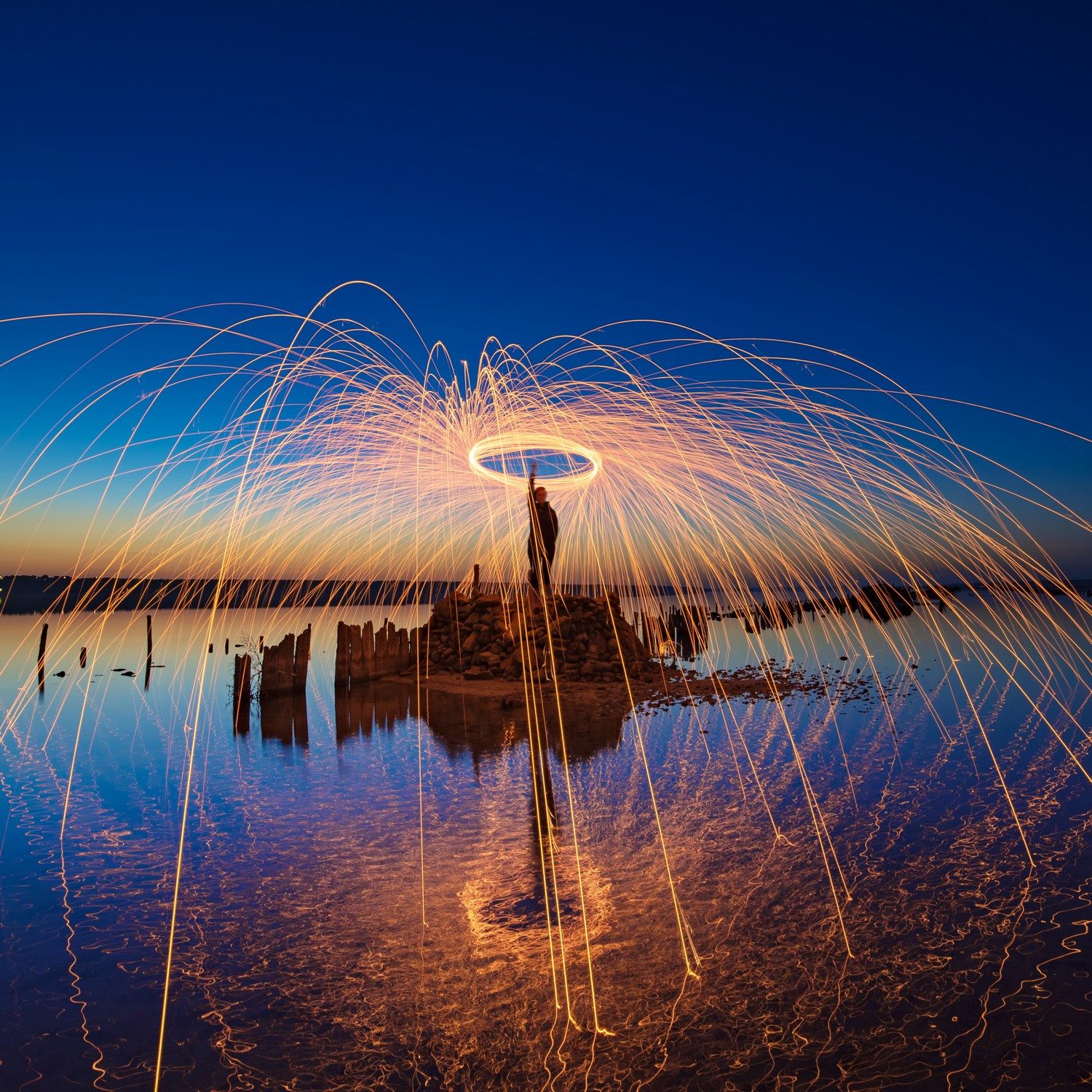 Wallario Möbelfolie Feuerkreise am Wasser