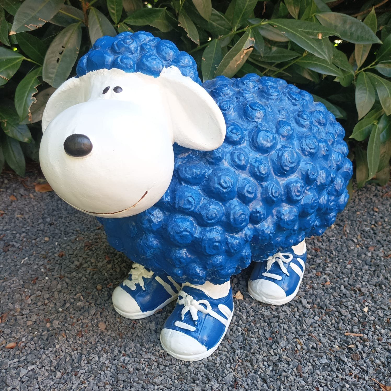 Aspinaworld Gartenfigur Schaf Figur mit blauen Turnschuhen 33 cm, Figur