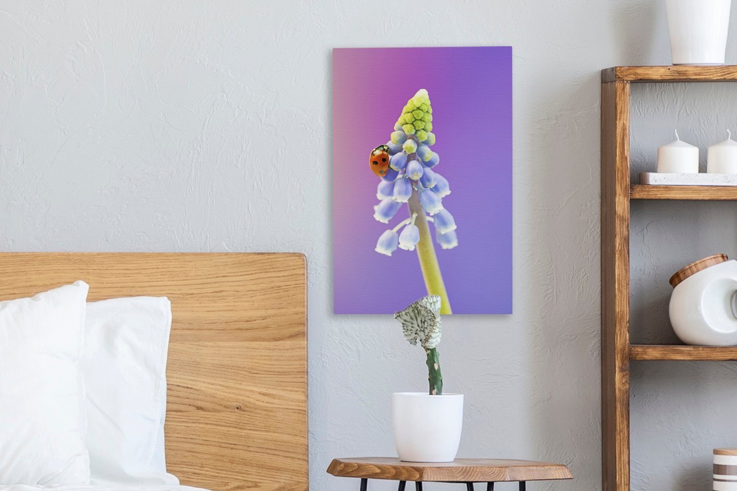 (1 Leinwandbild OneMillionCanvasses® inkl. bespannt St), Muscari-Blüte, fertig Leinwandbild cm Gemälde, Marienkäfer Zackenaufhänger, 20x30 auf einer