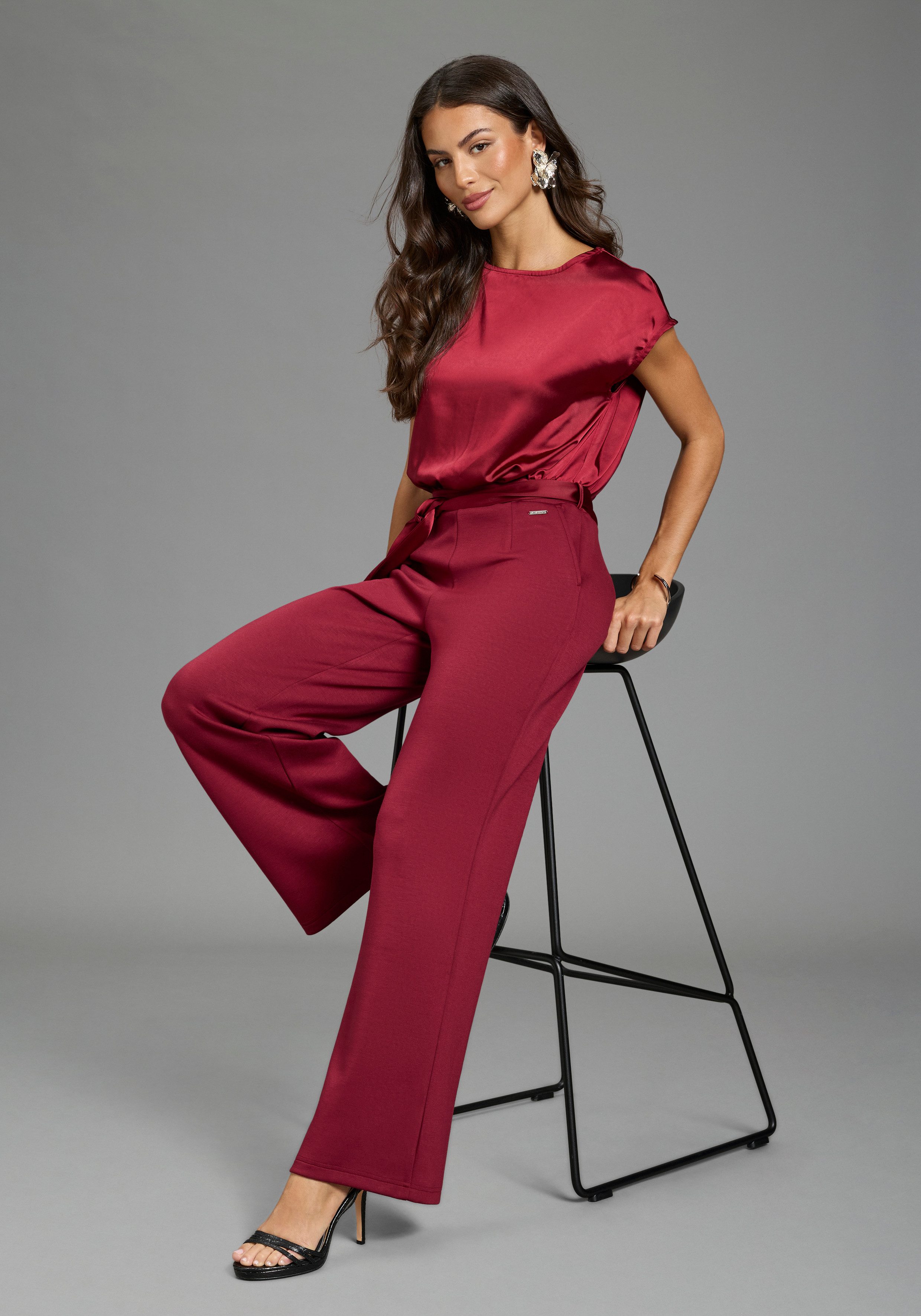 Laura Scott Jumpsuit aus glänzendem Satin, mit bequemer Jersey-Hose, figurbetonte Passform