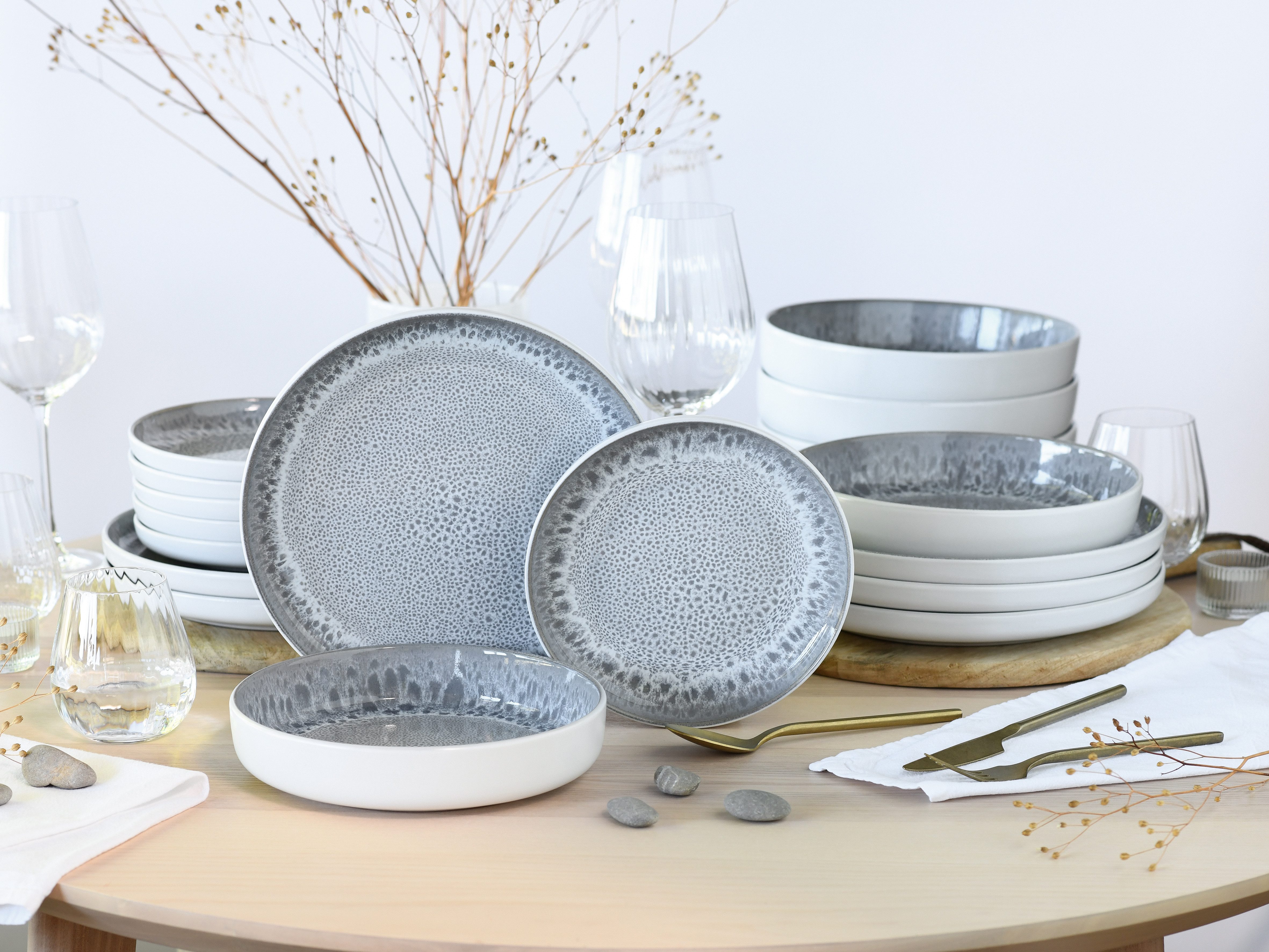 OTTO home Teller-Set modernes Geschirr-Set, Service Lykk (18-tlg), 6 Personen, Steinzeug, hohe Haltbarkeit, spülmaschinen- & mikrowellengeeignet, Reaktivglasur