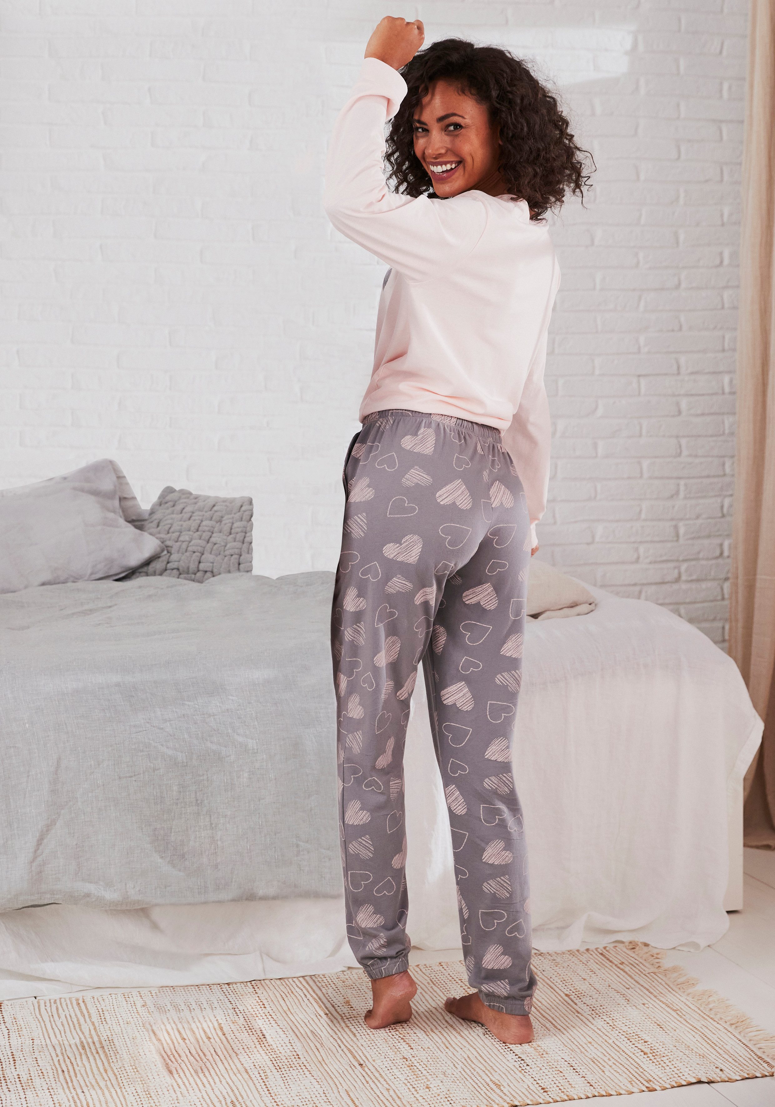 Vivance Dreams by Lascana Pyjama mit süßem Herzchen-Print – Bild 3 von 5