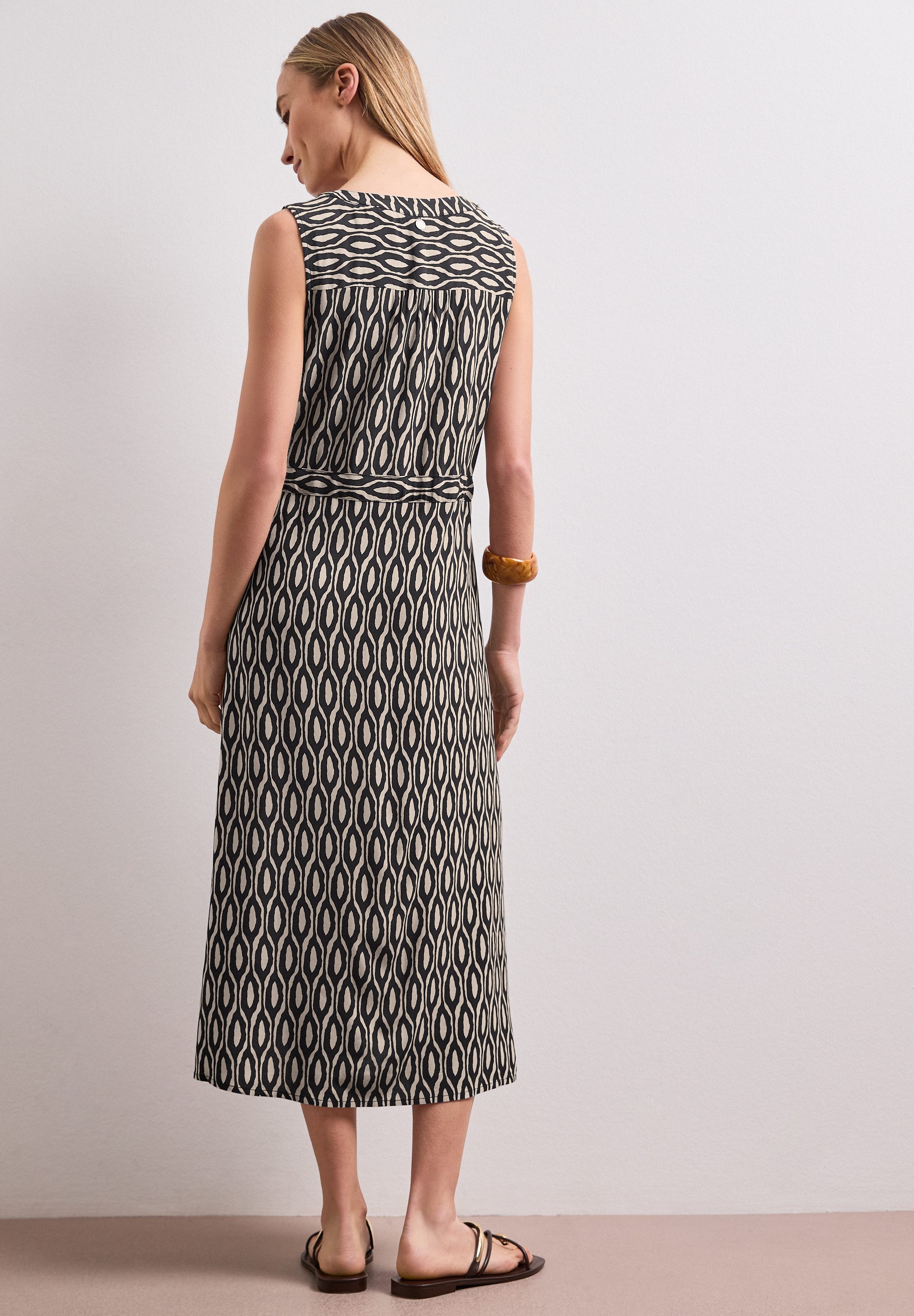 STREET ONE Midikleid Sommerkleid mit grafischem Muster/Split Neck mit Zipperdetail