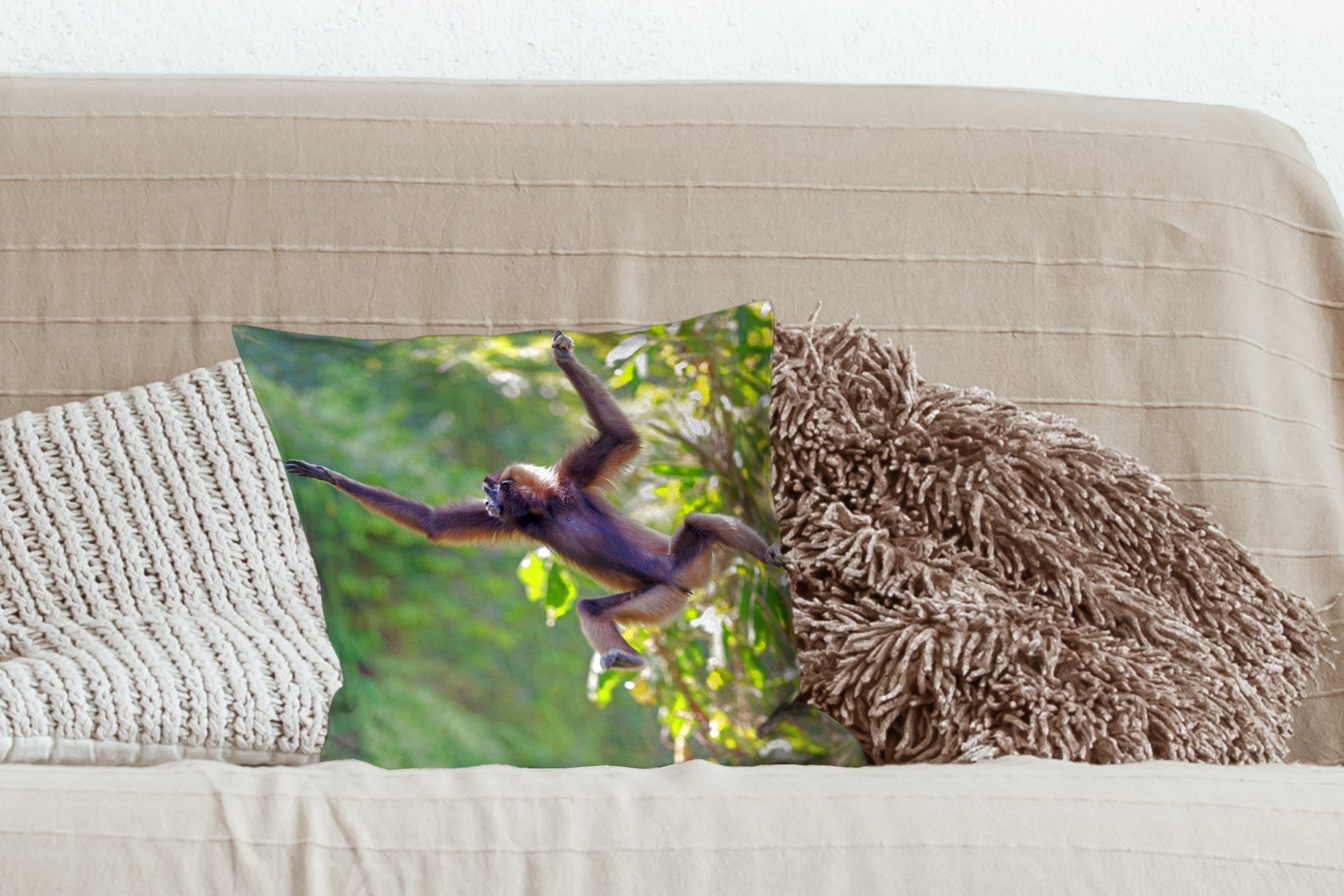 MuchoWow Dekokissen Sofakissen Affe mit Deko, Zierkissen Springender Wohzimmer, für Dschungel, im Füllung Schlafzimmer