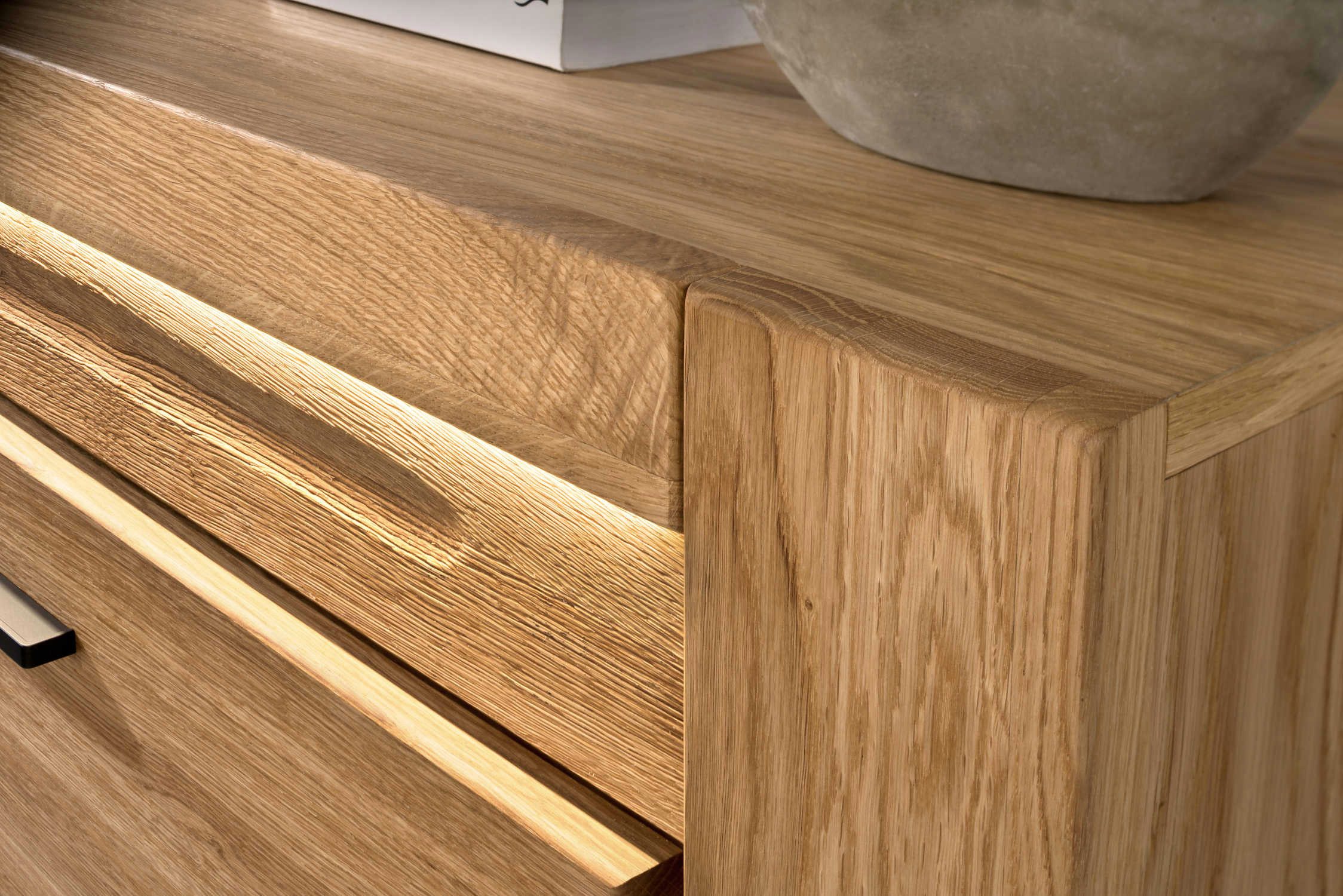 Empinio24 Sideboard Volo, Kommode Eiche teil-massiv mit 3 Türen, Breite 161 cm mit Beleuchtung