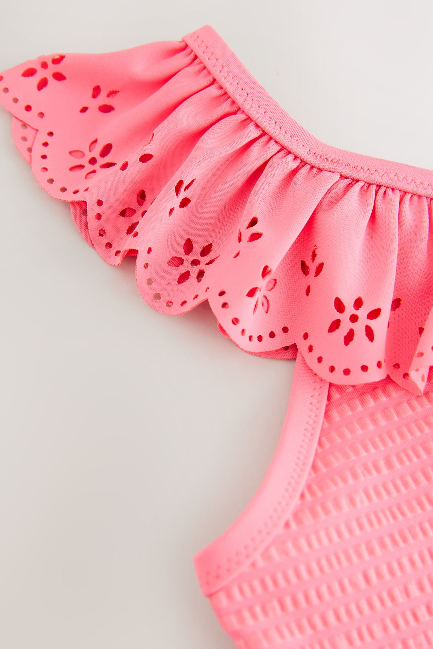 Next Badeanzug Badeanzug mit Lochstickerei und Rüschen (1-St)