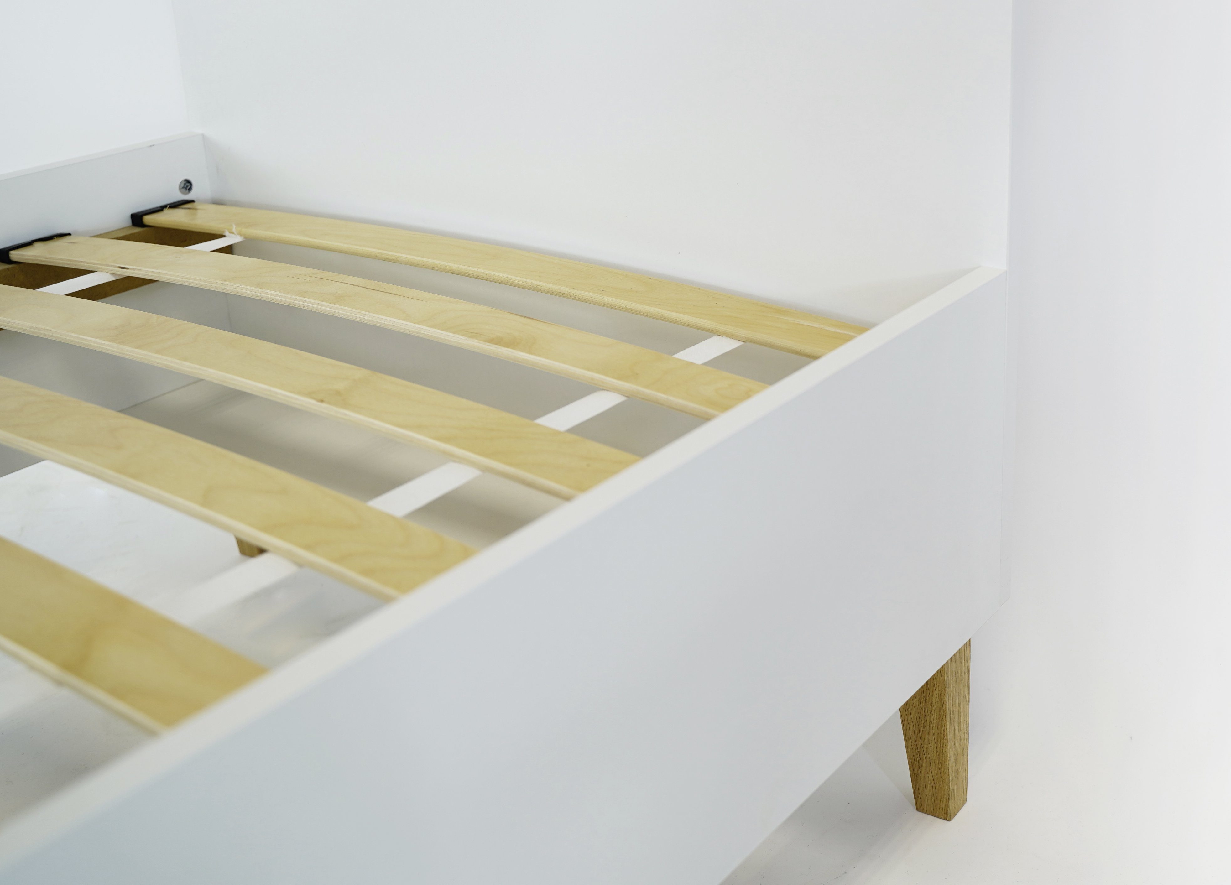 Kocot Kids Kinderbett Lattenrost Eichenholz), (Beine 180x80 mit cm lackiertem weiß aus KUBI