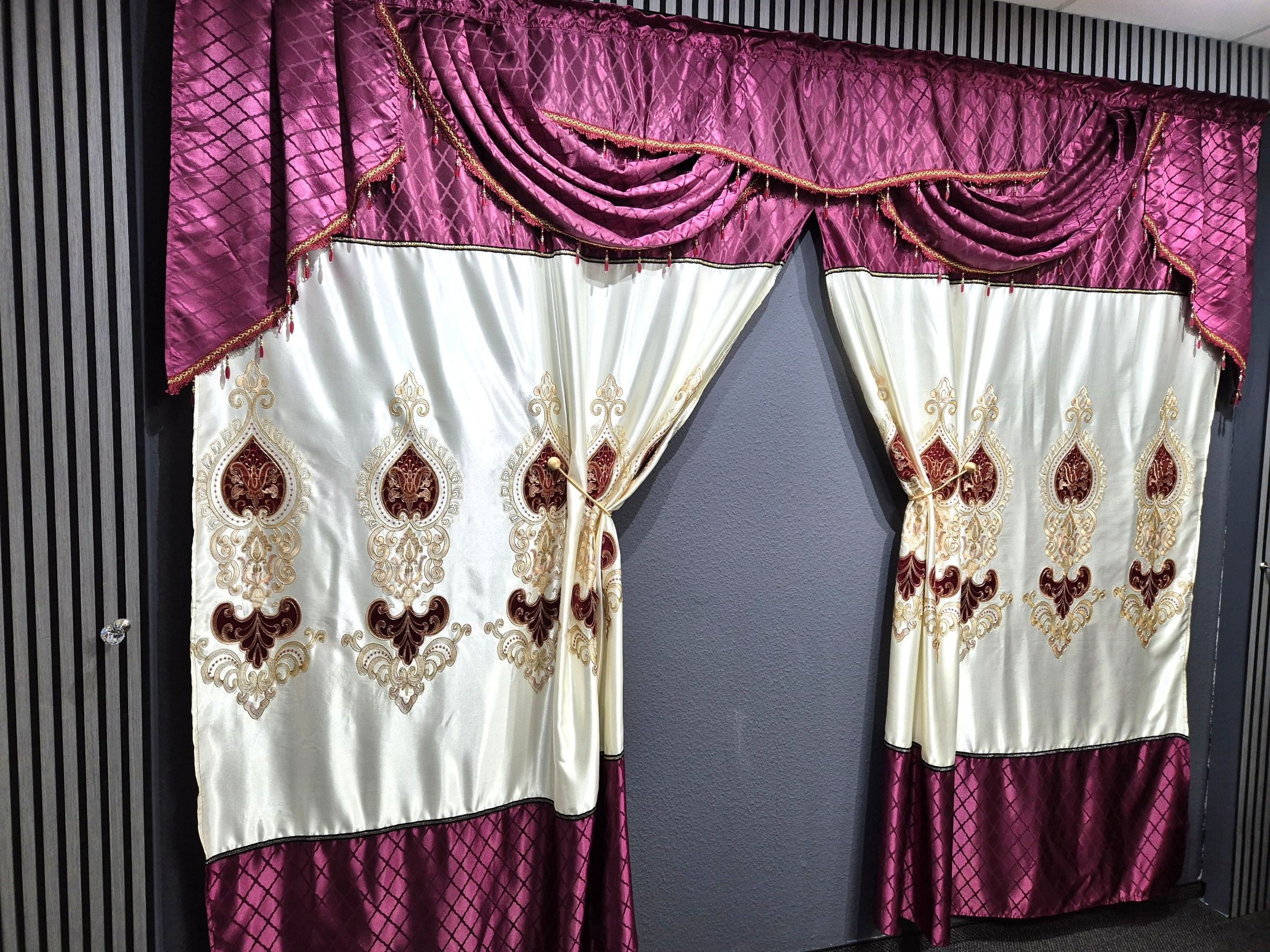 Gardinen by Justyna Verdunkelungsvorhang Barock Gardine Bordeaux mit Muster, Kräuselband, verdunkelnd, Polyester, Verdunkelung,Kräuselband,Verdunkelt,Barock Stil,Orientalisch Perde