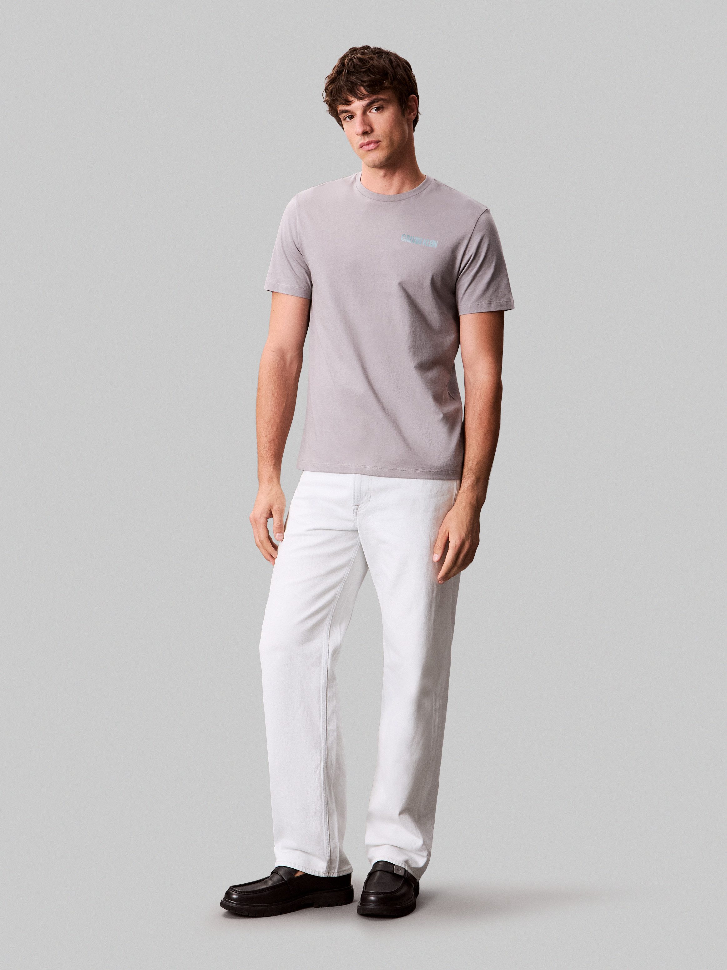 Calvin Klein Jeans T-Shirt SS 30s E WRD STRTCH mit großem Logodruck auf dem Rücken – Bild 4 von 5