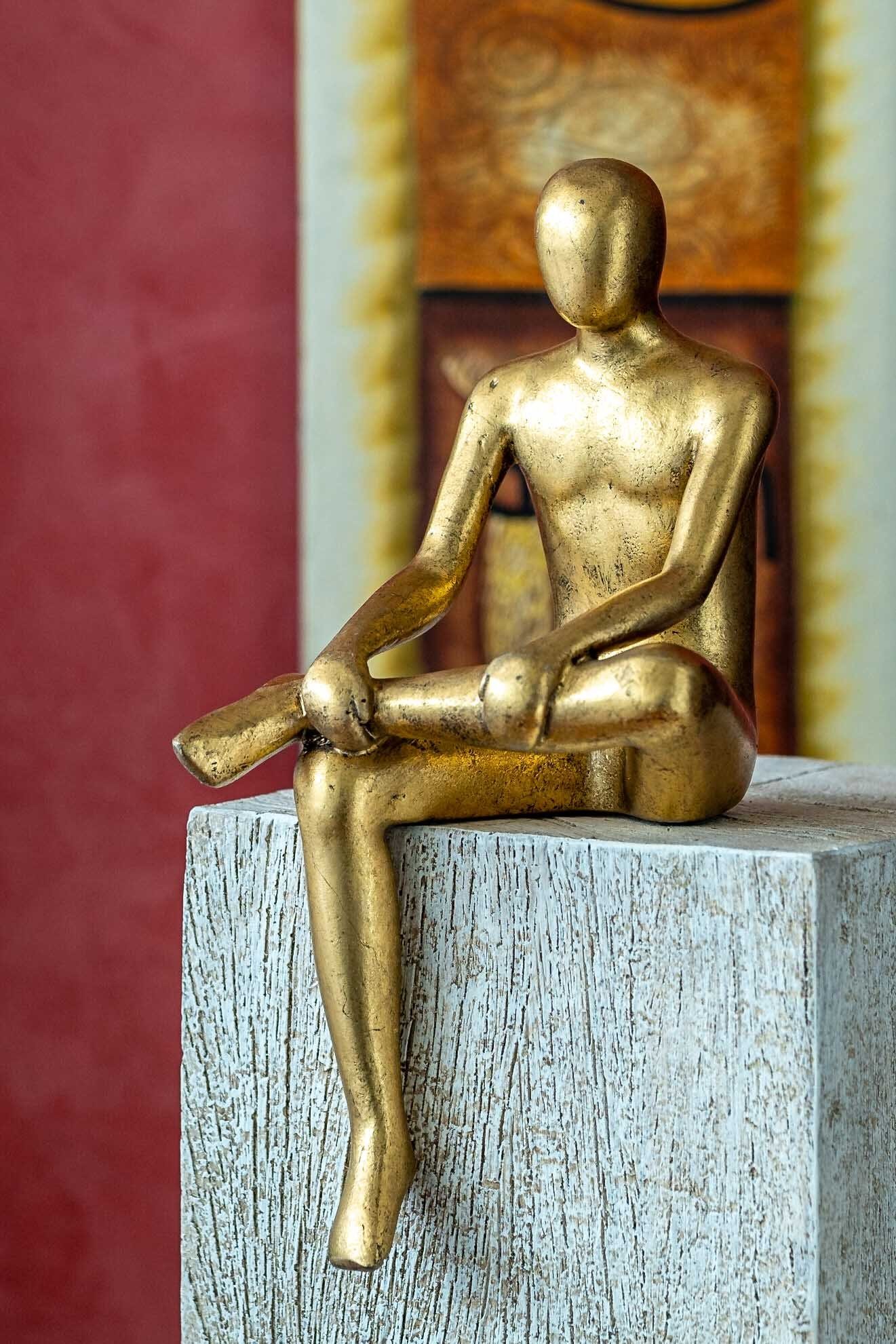 IDYL Dekofigur IDYL Moderne Skulptur Figur Sandsteinguss "Sitting Man", Diese Figuren fallen auf durch ihre Schlichtheit und Eleganz.