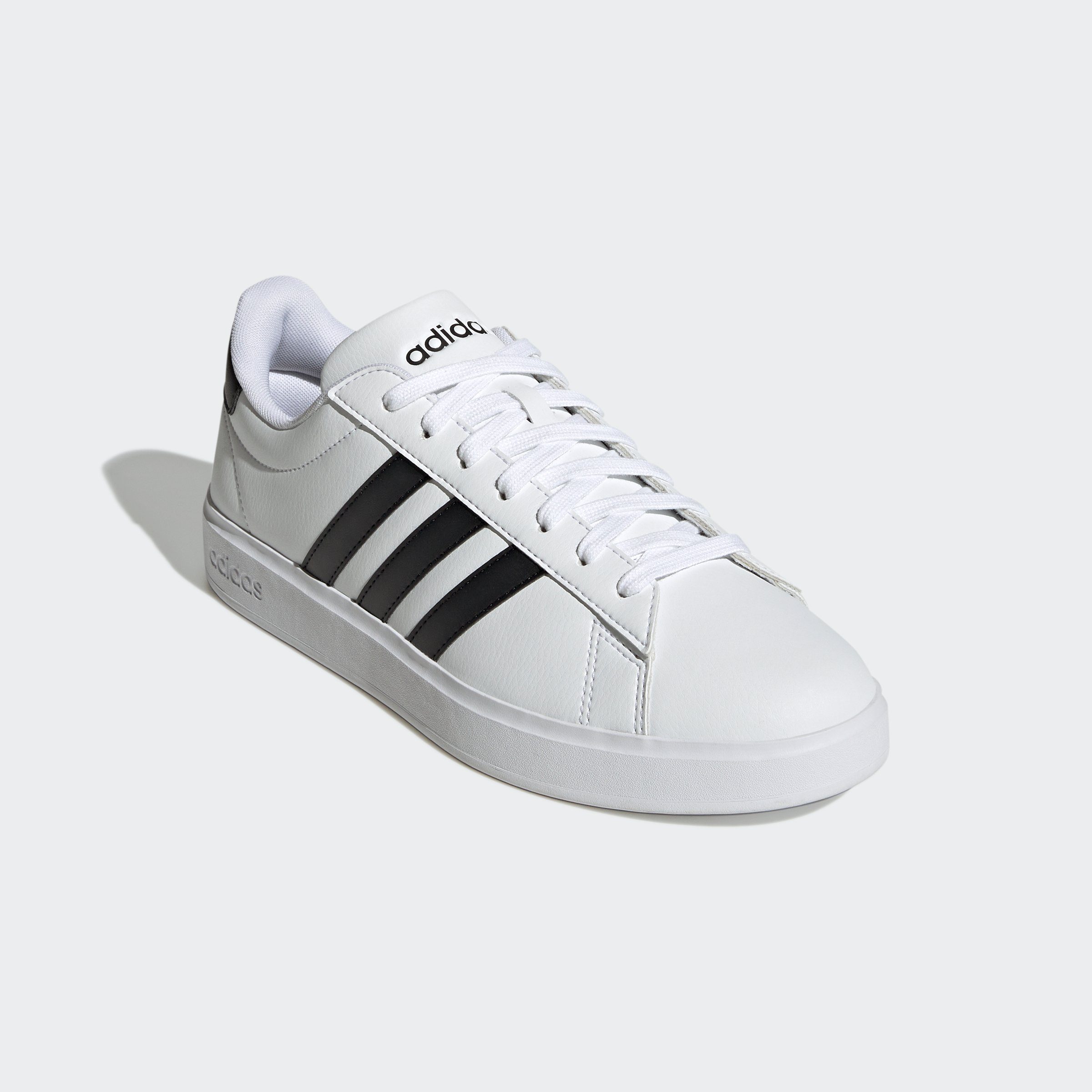 Sportswear Spuren den Cloud adidas Design COURT Black / GRAND Core CLOUDFOAM Sneaker COMFORT White des / Superstar White adidas auf Cloud