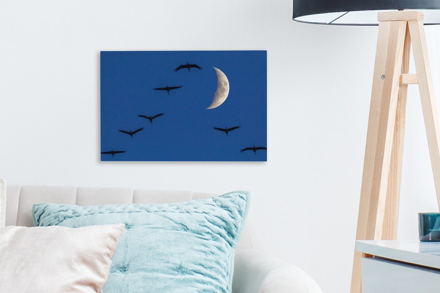 dem Wandbild Leinwandbild OneMillionCanvasses® Kraniche (1 cm Leinwandbilder, Aufhängefertig, 30x20 fliegen vor Europäische Mond, Wanddeko, St),