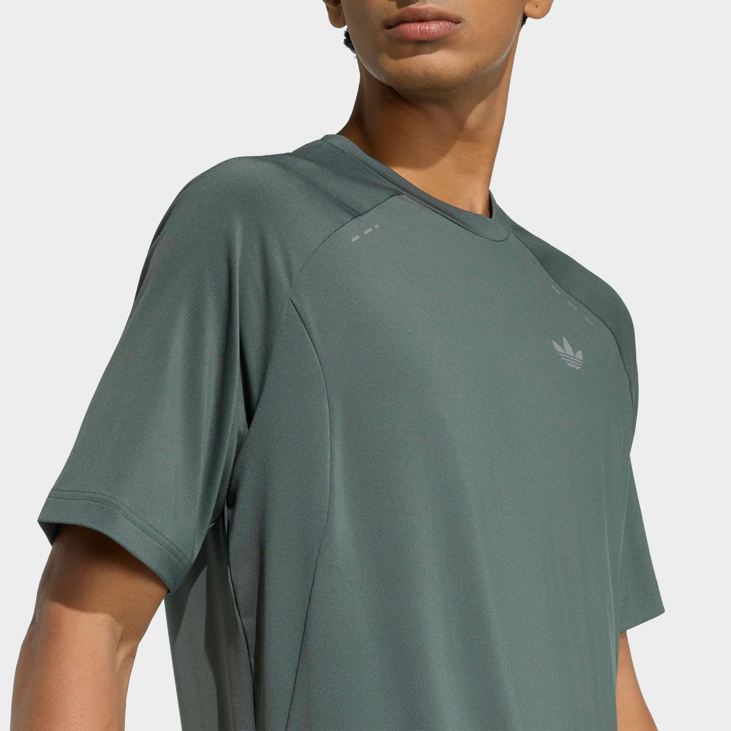 adidas Originals T-Shirt TECH TREFOIL ESSENTIALS POLYESTER sportlicher Stil, ohne Verschluss, aus Polyester – Bild 4 von 5