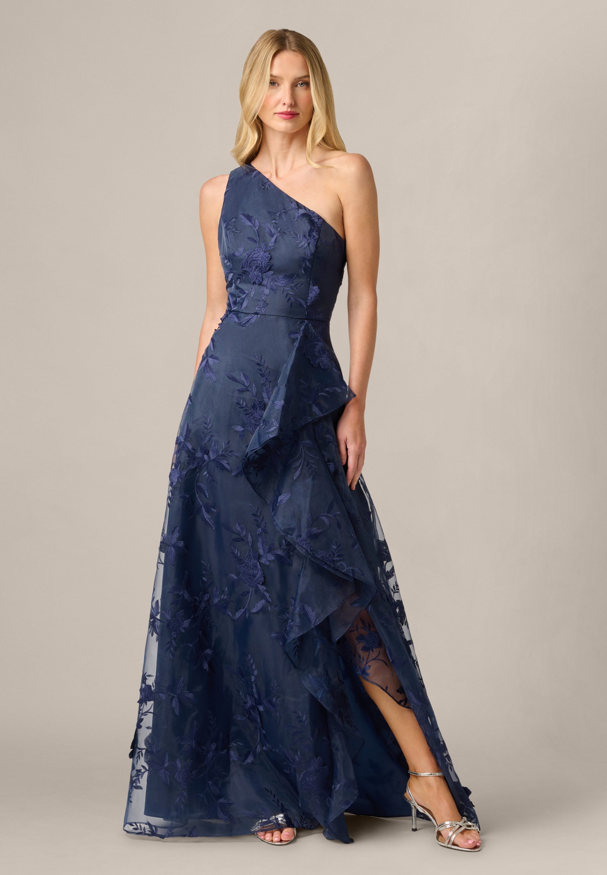 Adrianna Papell Abendkleid Embroidered Ruffle Gown Romantisches, besticktes Ein-Schulter-Kleid