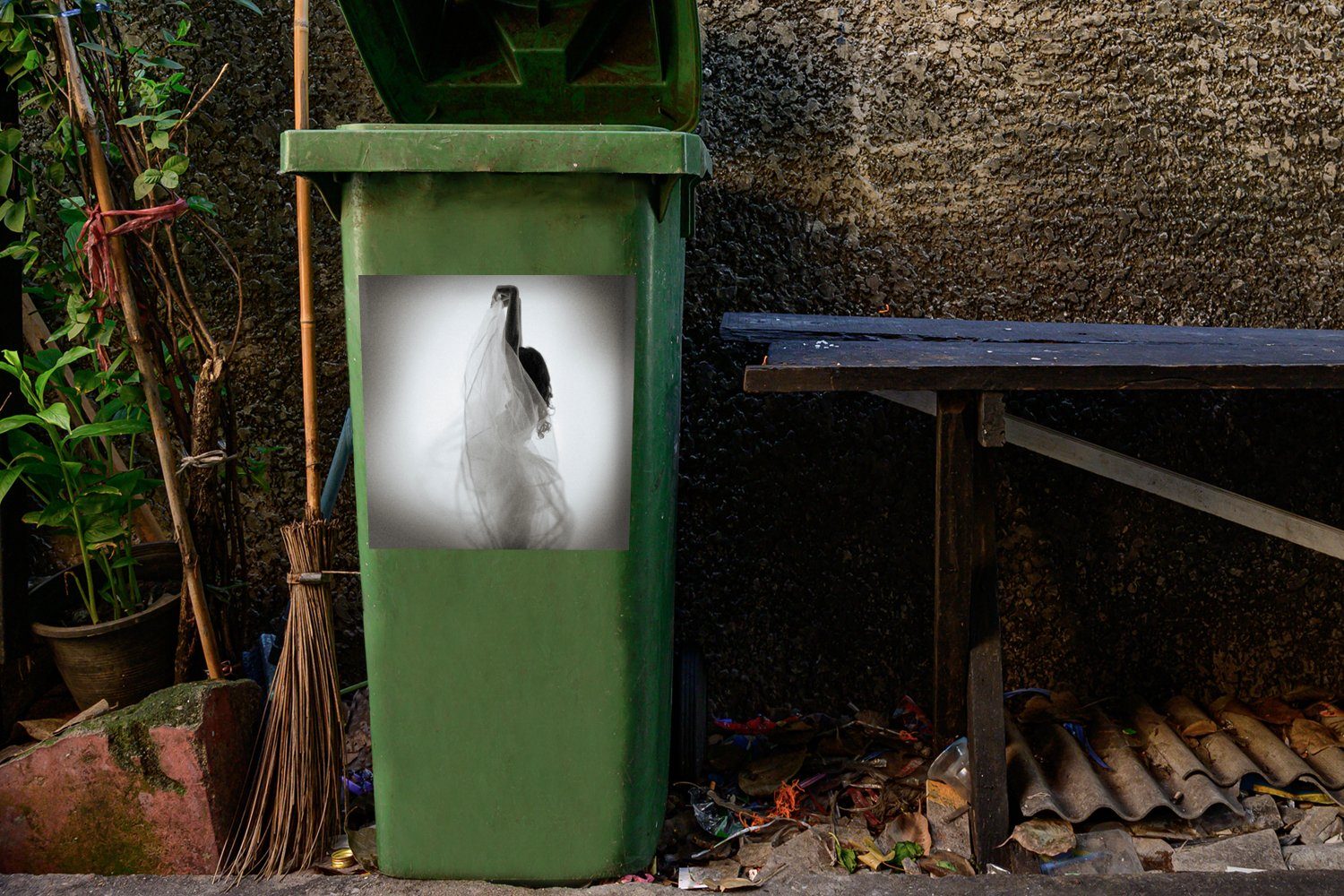 Mülleimer-aufkleber, - Container, Frauen Kleid St), und Sticker, - weiß Wandsticker Tanzen Schwarz Mülltonne, Abfalbehälter - (1 MuchoWow