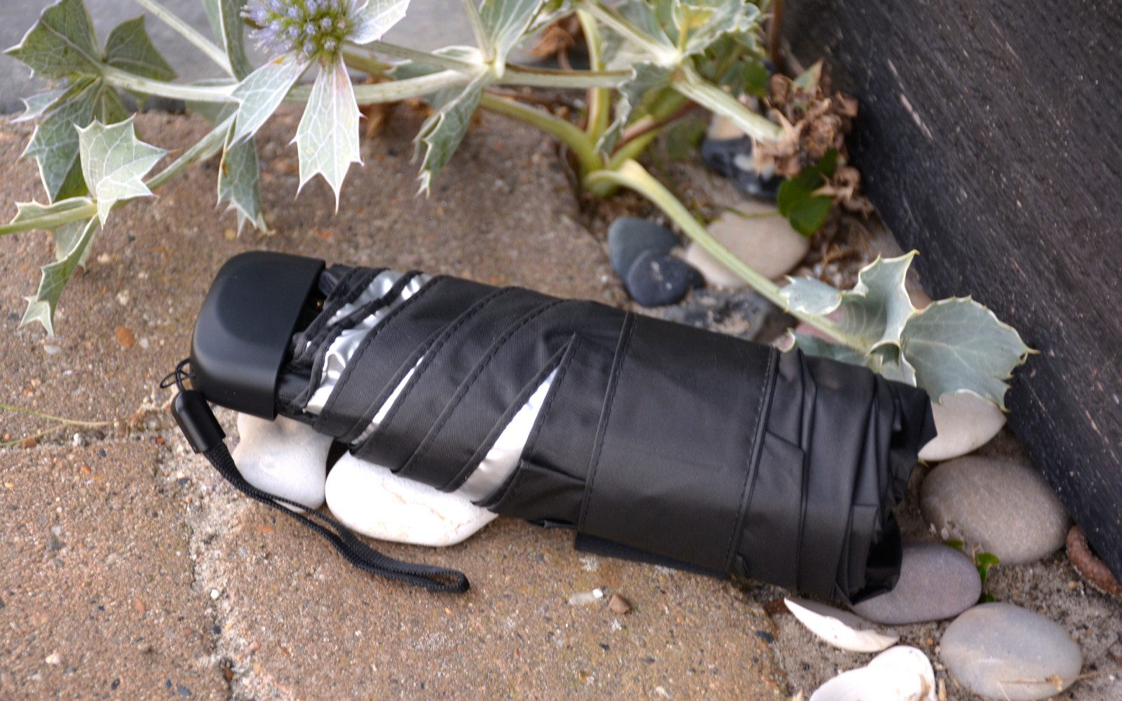 iX-brella Taschenregenschirm Sonnen-Regenschirm mit UPF 50+, UV-Hitze-Schutz, winzig klein, mit Handöffner, innen silber – Bild 2 von 5