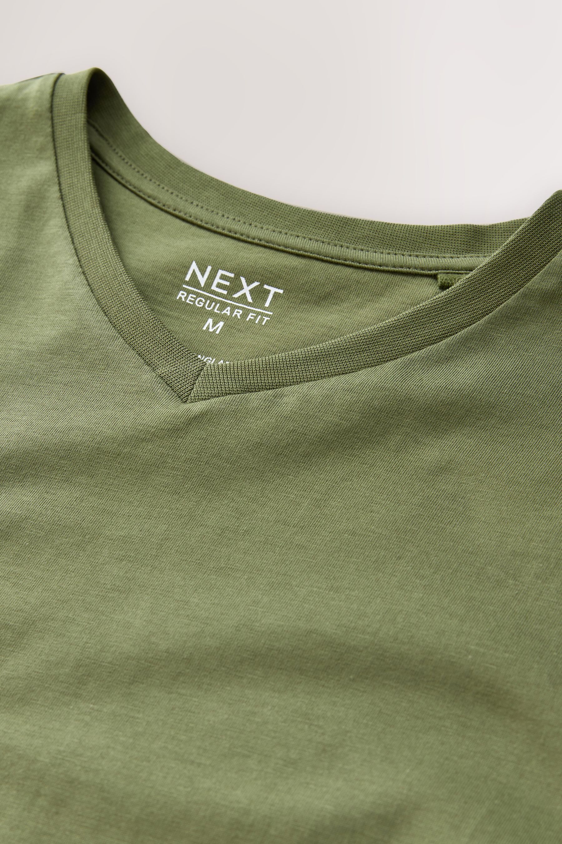 Next T-Shirt Essential T-Shirt mit V-Ausschnitt aus Baumwolle (1-tlg) – Bild 4 von 5