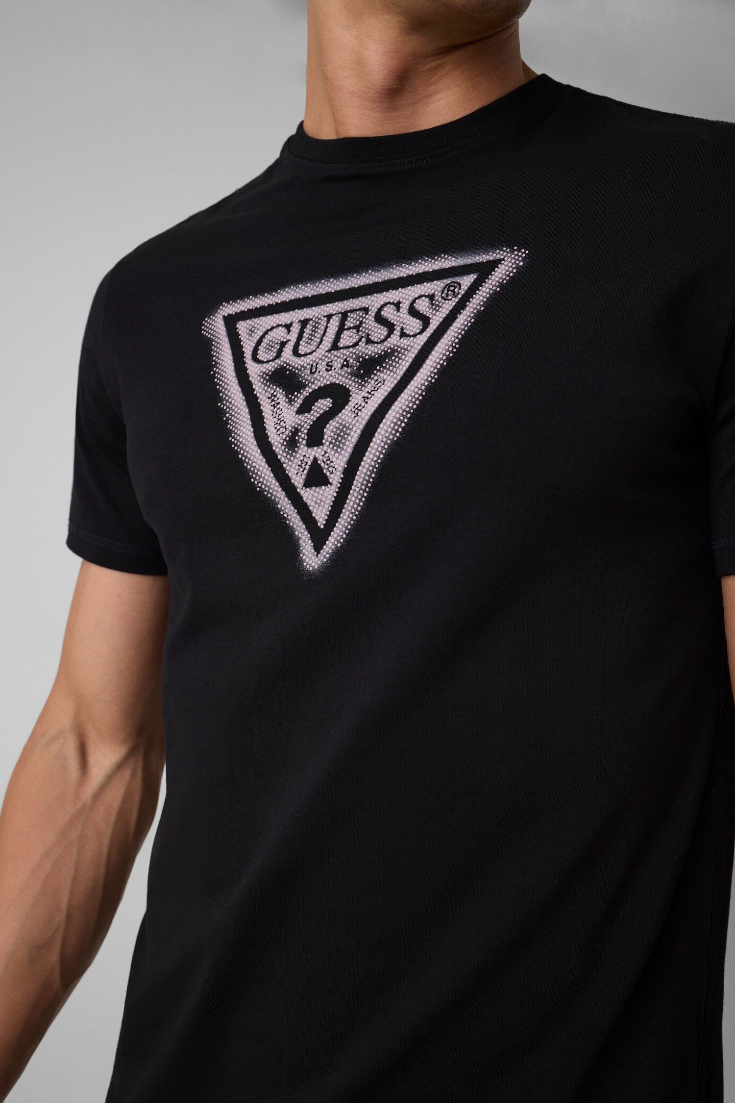 Guess T-Shirt TRIANGLE SPRAY TEE Rundhalsausschnitt, Baumwoll-Mix, Slim Fit – Bild 2 von 5