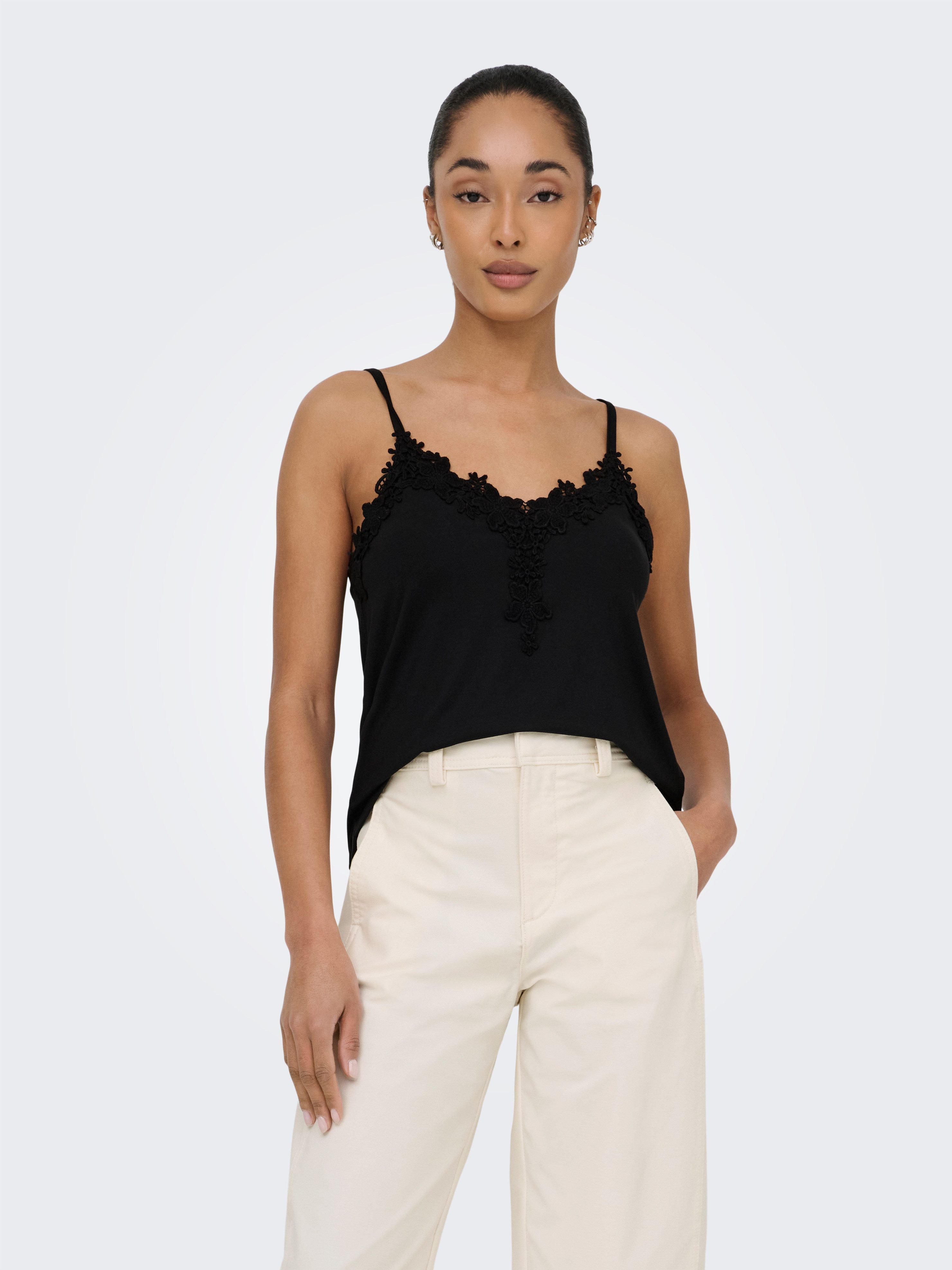 ONLY Spitzentop ONLBETINA S/L V-NECK LACE TOP CS JRS Kunstfaser, regular fit