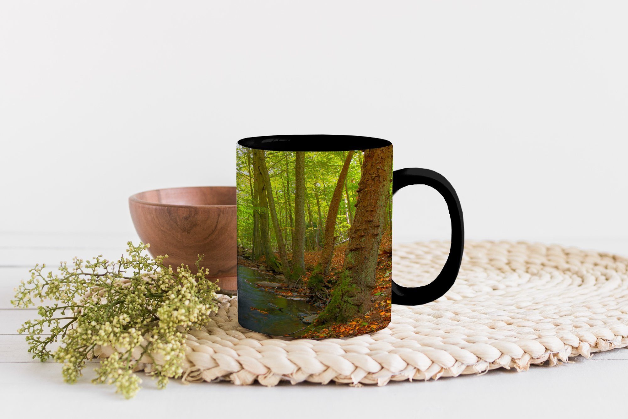 Fluss Kaffeetassen, Keramik, eines Teetasse, Geschenk dunkler MuchoWow Tasse Zaubertasse, Ein inmitten Farbwechsel, Waldes, dänischen