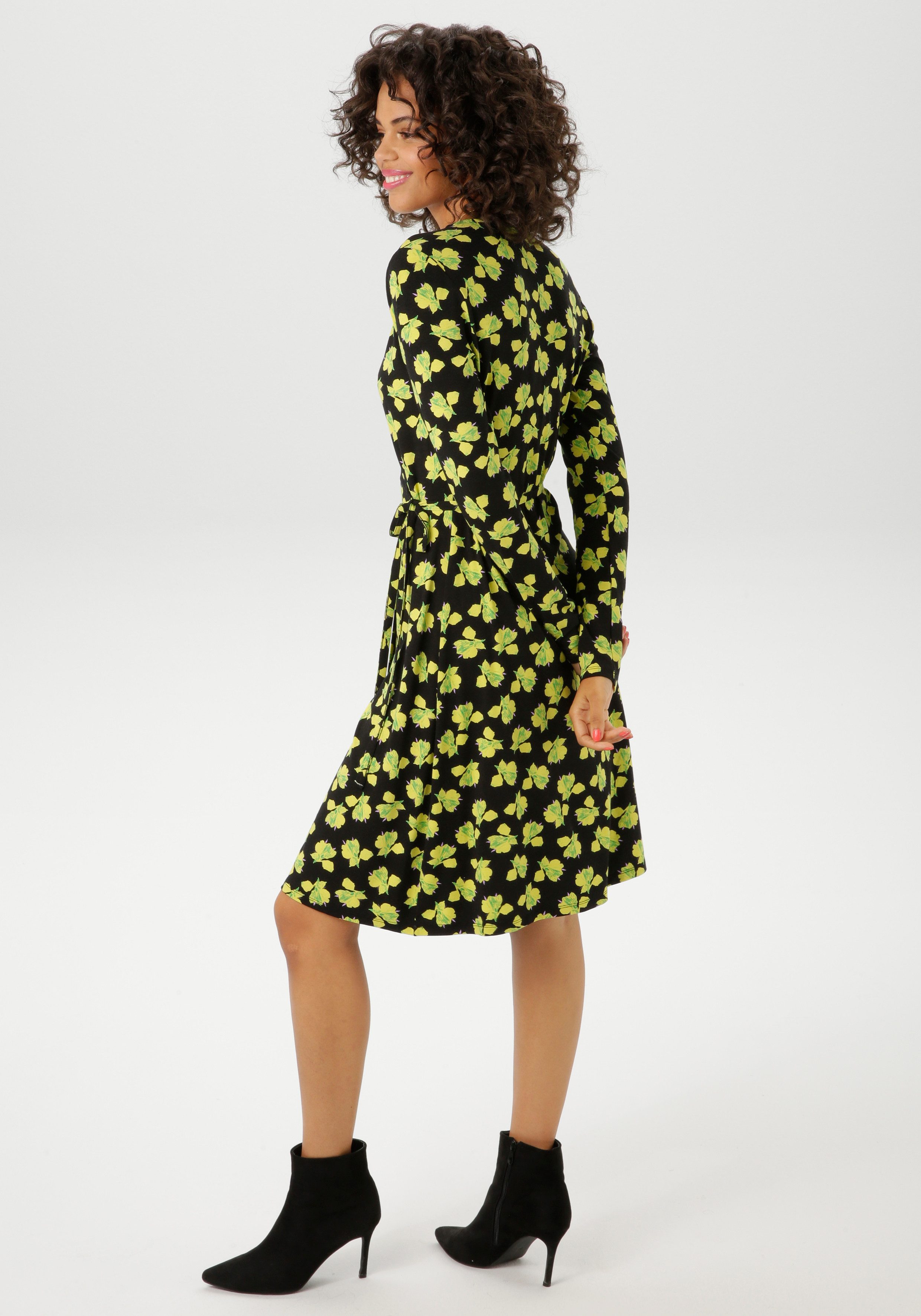 Aniston CASUAL Wickelkleid mit kunstvollen Blüten bedruckt