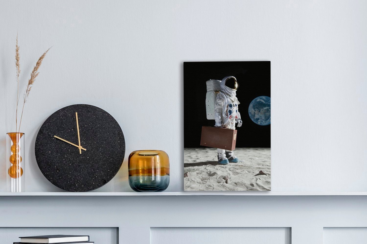 20x30 Koffer Gemälde, fertig Zackenaufhänger, - Astronaut Leinwandbild St), cm Mond, inkl. OneMillionCanvasses® Leinwandbild bespannt (1 -