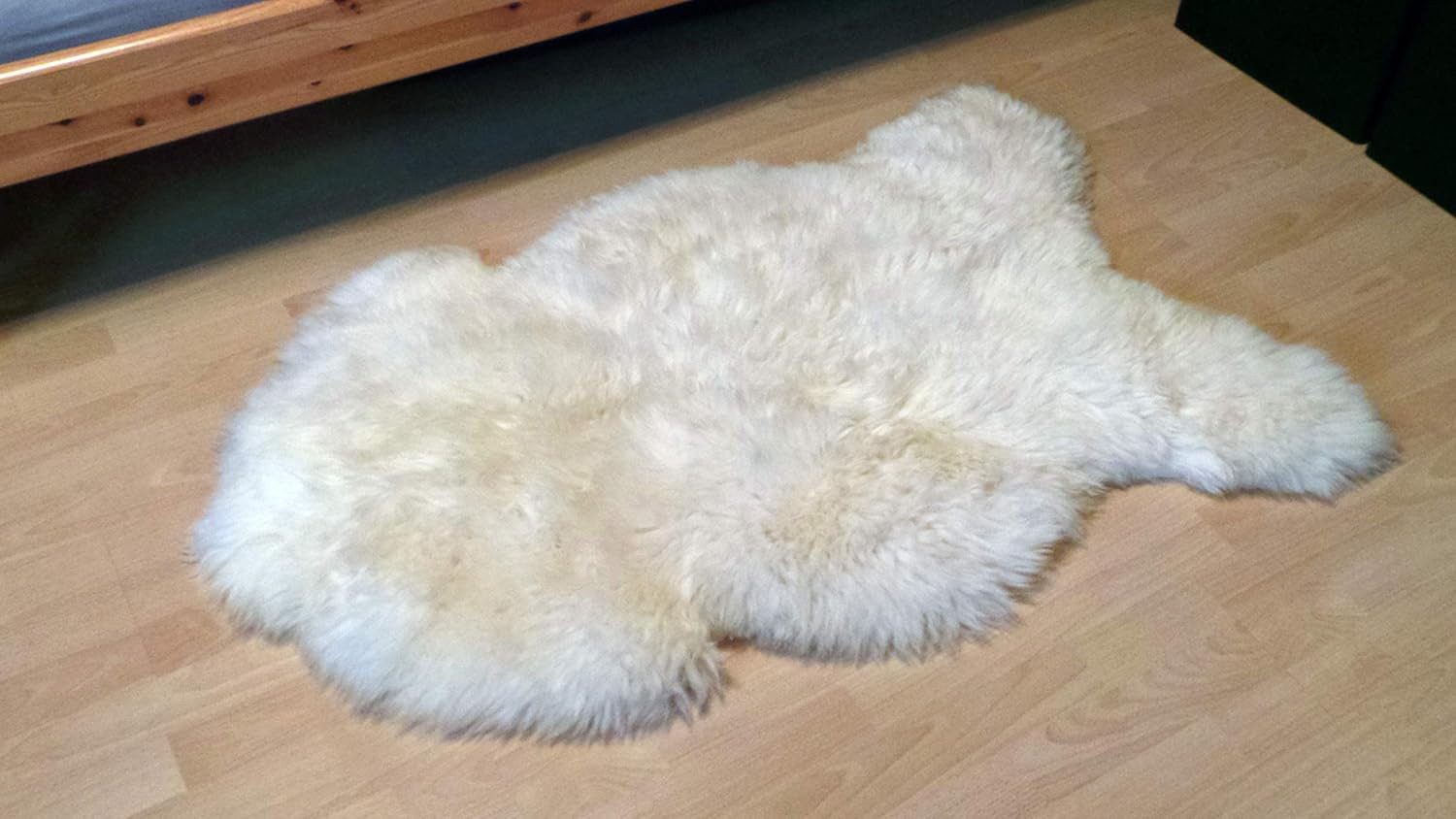 Felltrade Fellteppich Natur Schaffell weiß, 110-170 cm, ökologisch gegerbt, kuschelig weich und pflegeleicht, in verschiedenen Größen erhältlich – Bild 3 von 3