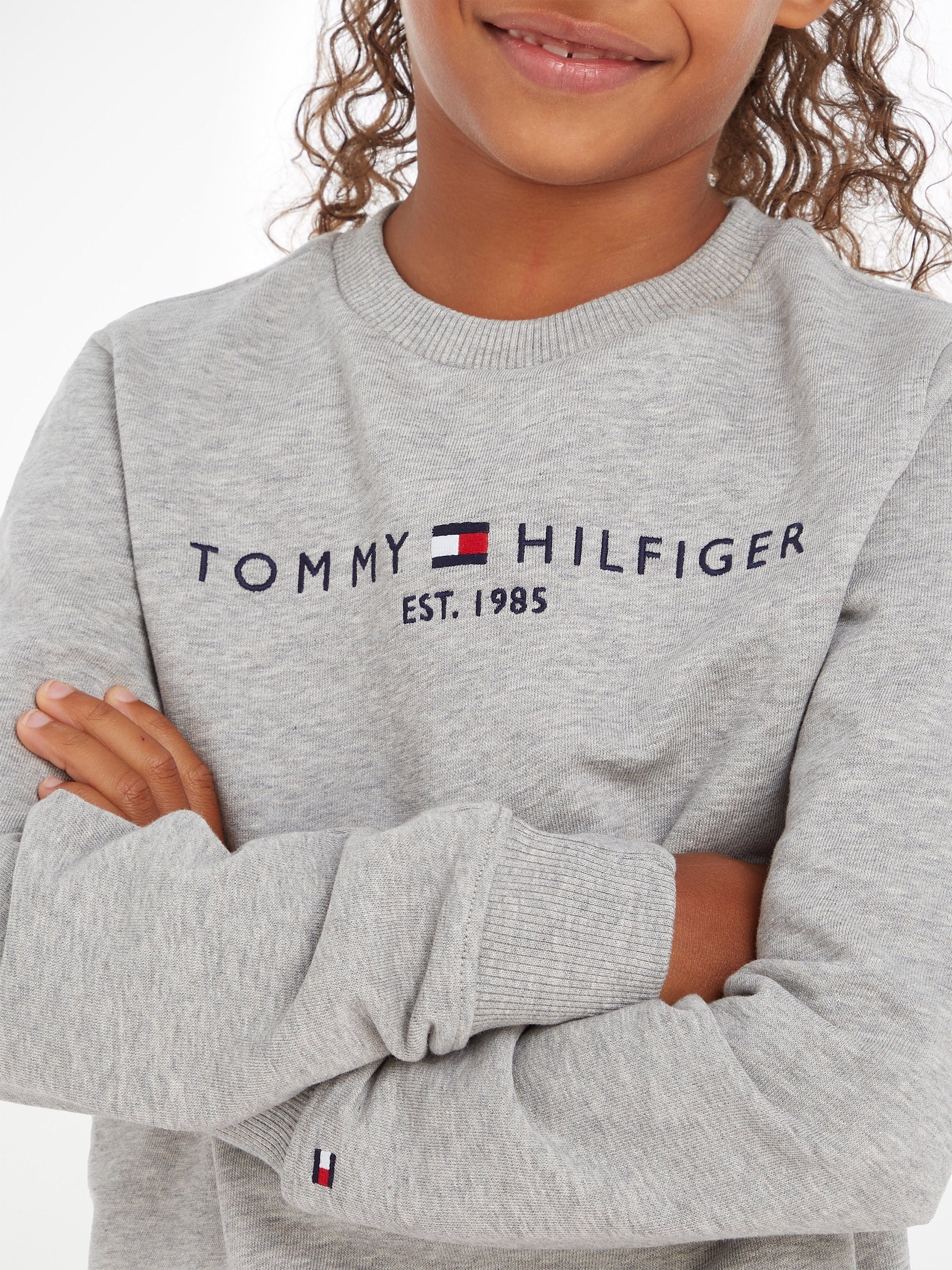 Tommy mit Light_Grey_Heather ESSENTIAL Logo-Schriftzug Hilfger SWEATSHIRT Tommy Sweatshirt Hilfiger