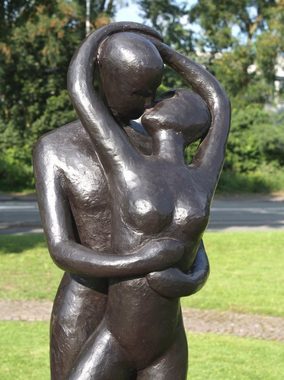 Bronzeskulpturen Skulptur Bronzefigur Großes umarmendes Liebespaar aus Bronze