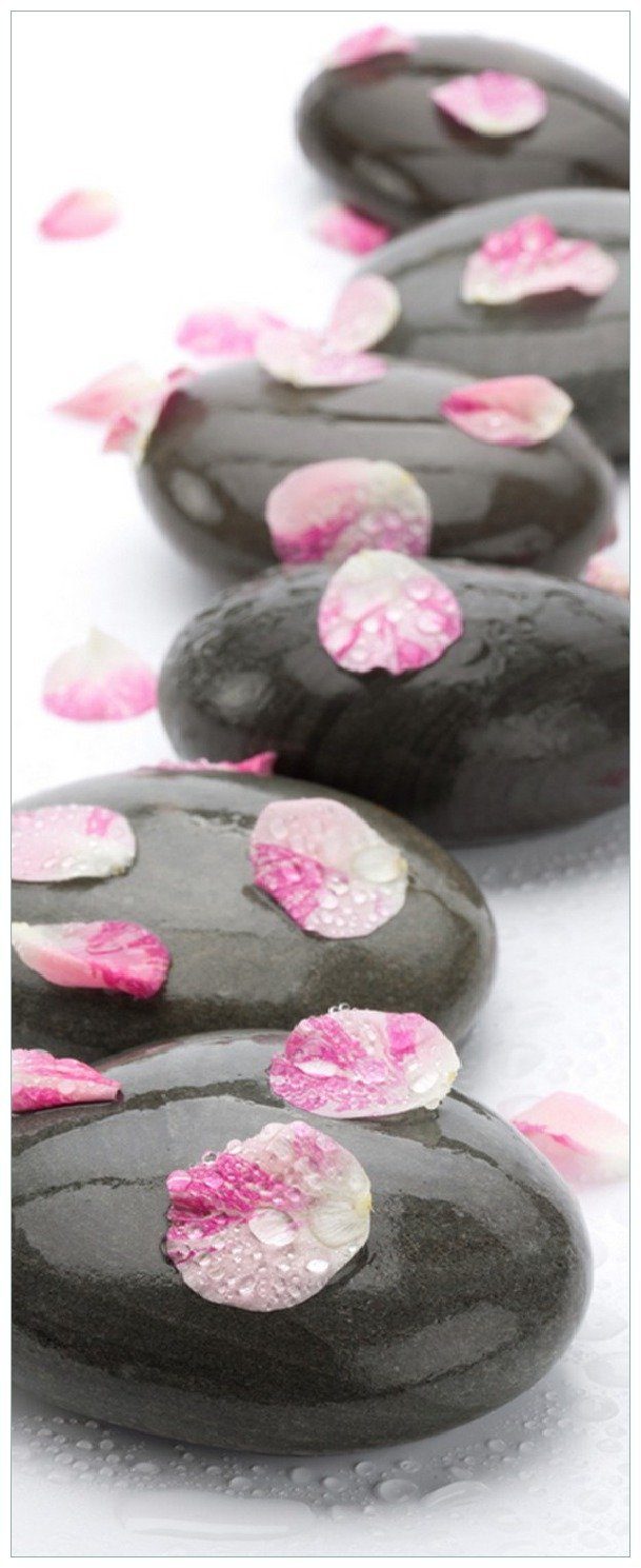 Wallario Memoboard Dunkle Steine mit Blütenblättern