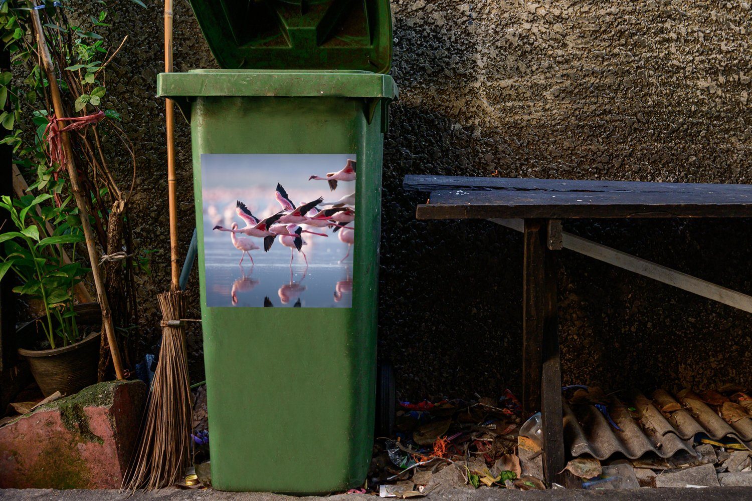 Abfalbehälter Wandsticker - Container, Sticker, St), Vogel - Rosa (1 MuchoWow Mülltonne, Mülleimer-aufkleber, Flamingo - Wasser