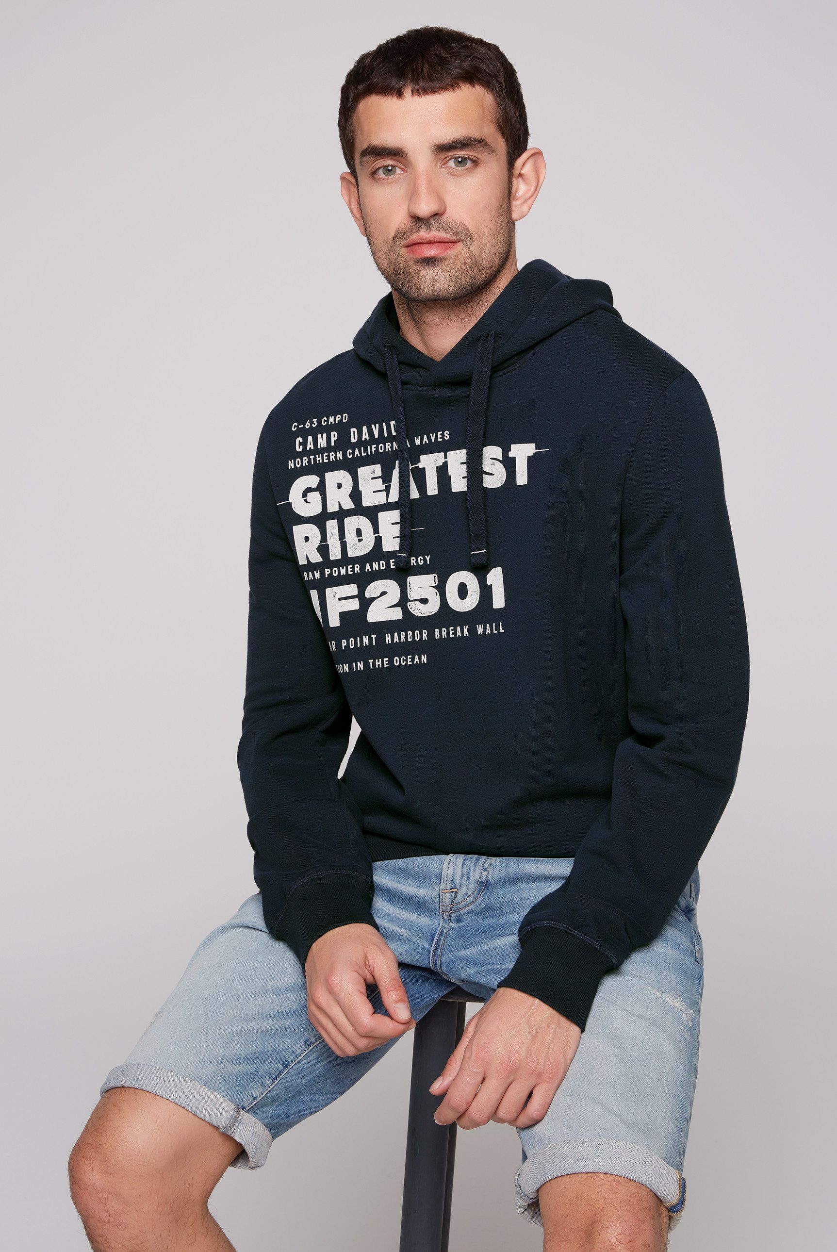 CAMP DAVID Kapuzensweatshirt mit kontrastreichem Print