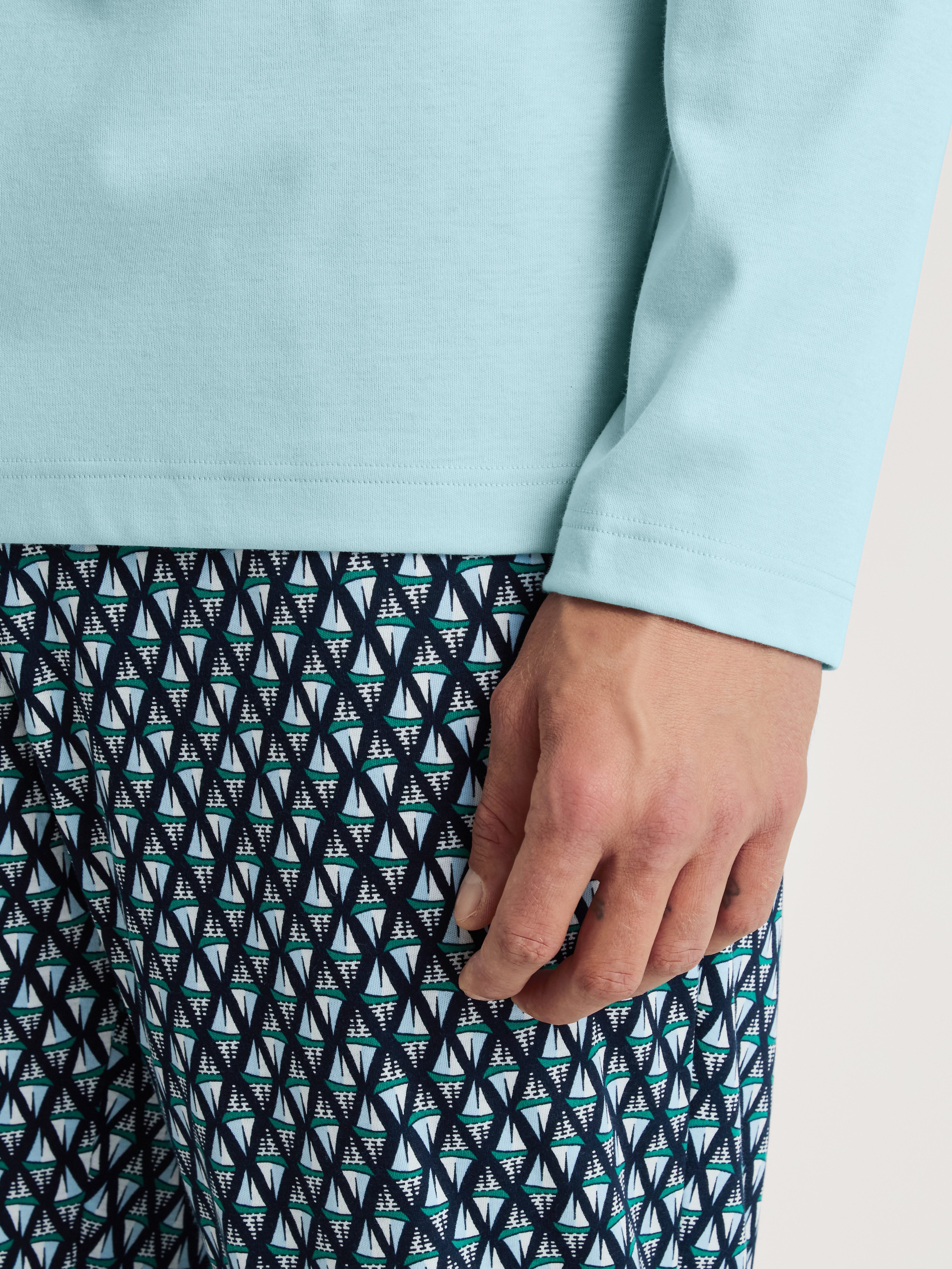 CALIDA Schlafanzug Relax Streamline 2 (2 tlg) Langarm-Shirt mit eingefasstem Rundhalsausschnitt