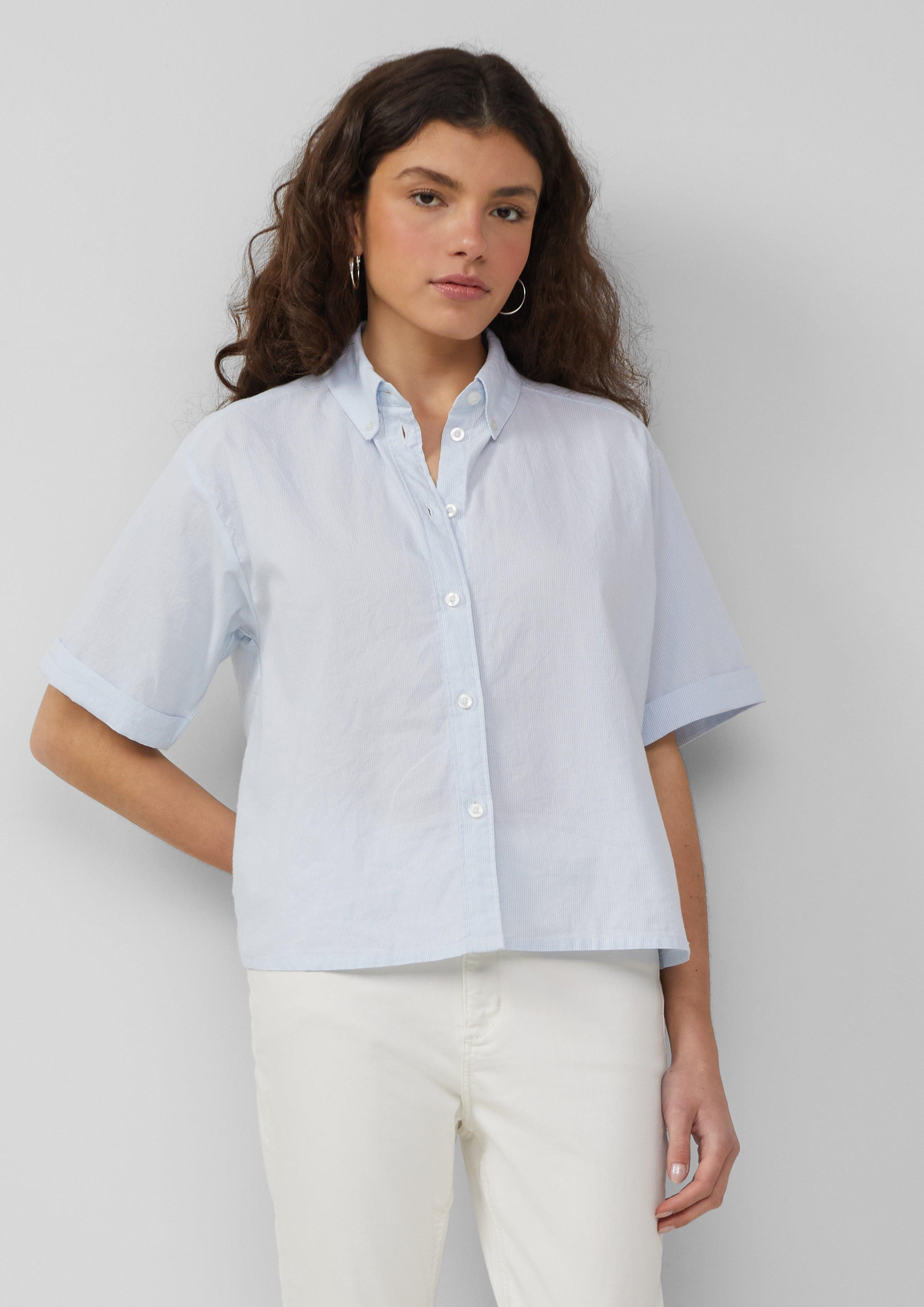 Kurzarmbluse Baumwoll-Bluse mit feinen Streifen, QS x Debi Flügge