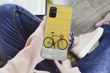 MuchoWow Handyhülle Ein Rennrad vor einem industriellen Hintergrund, Phone Case, Handyhülle Samsung Galaxy A71, Silikon, Schutzhülle