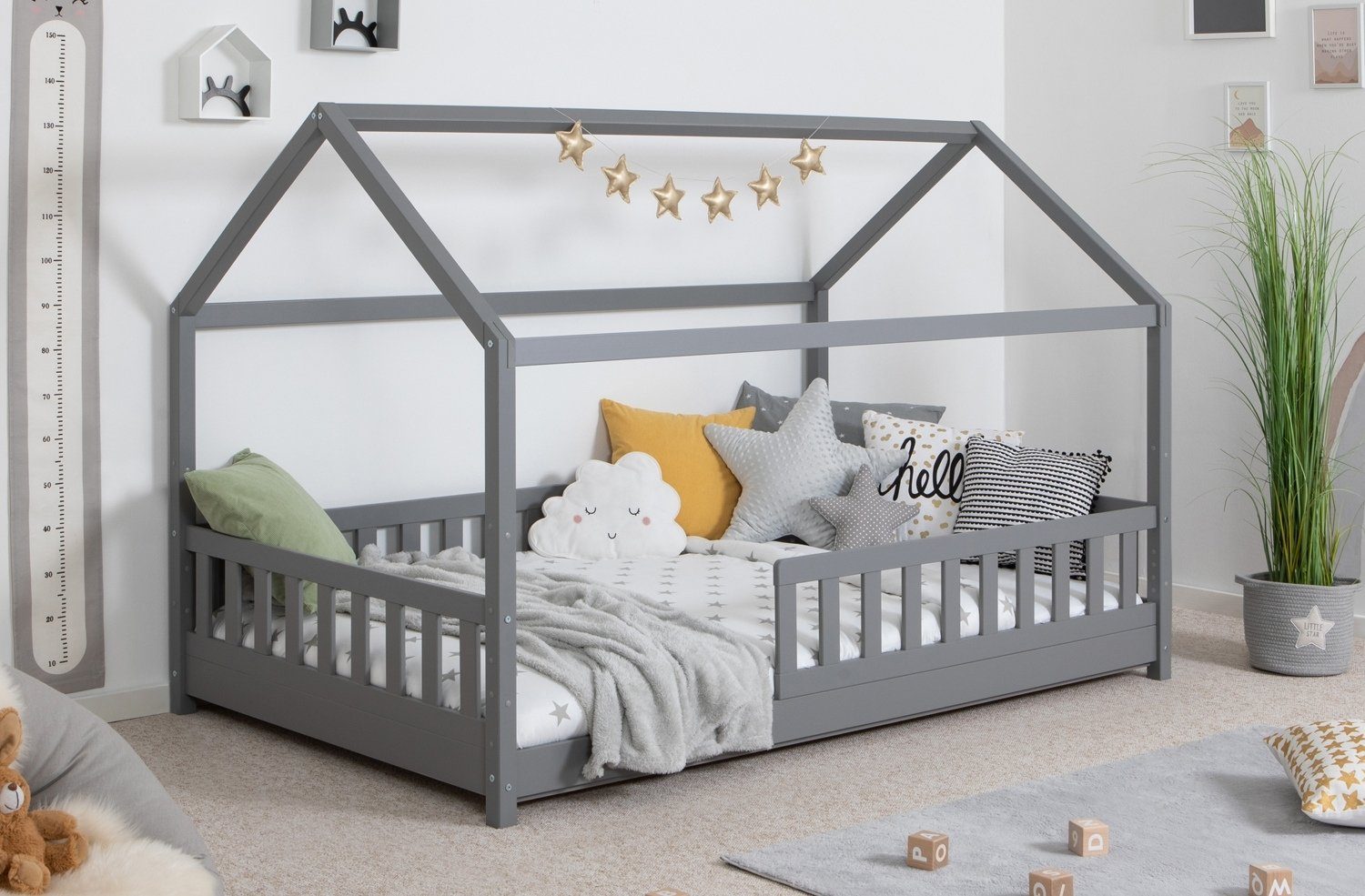 Ticaa Hausbett Kay mit Rausfallschutz aus Kiefer, Kinderbett 100x200, inkl. Dach, mit Rollrost