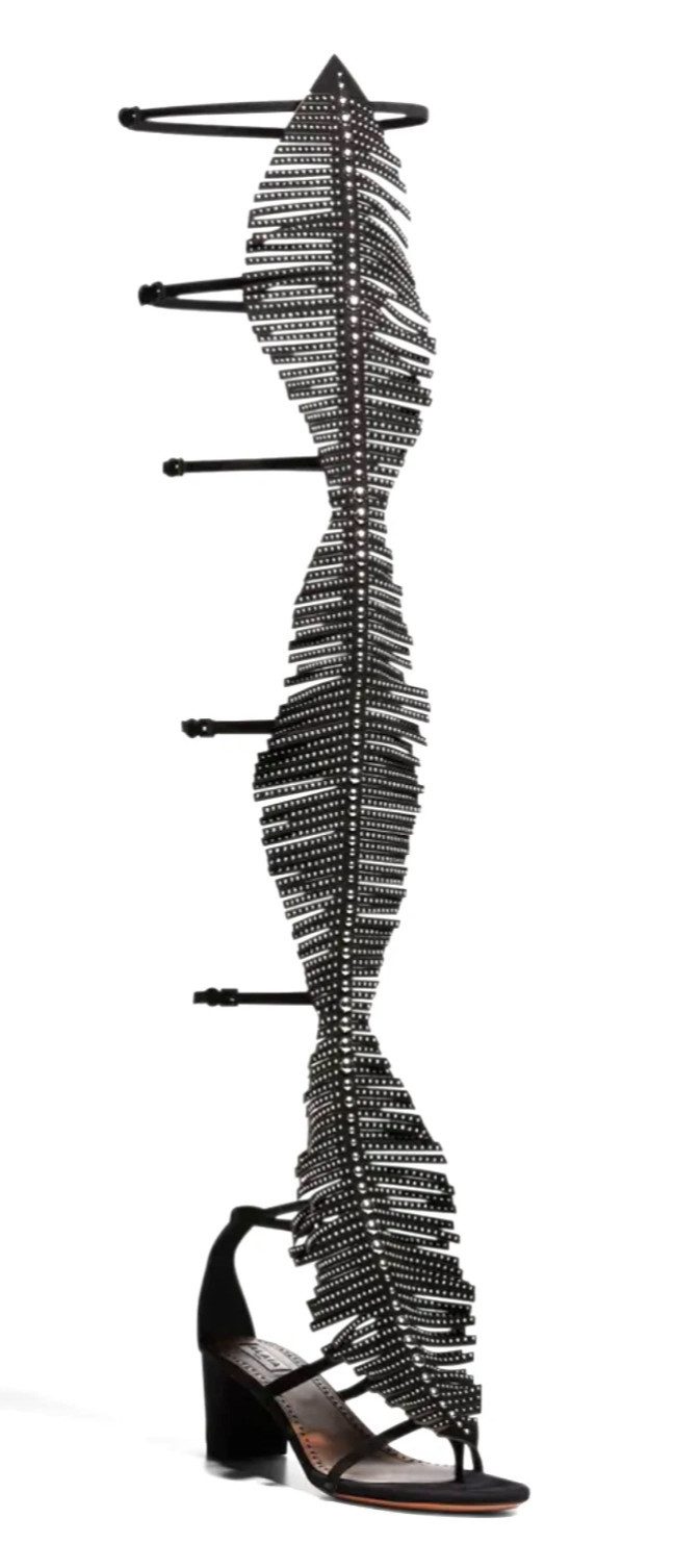 ALAÏA PARIS Gladiator-Sandalen Wildleder mit Nieten und Feder-Design 40 Riemchensandale Zentrale vertikale Linie aus runden, glänzenden Metalldetails