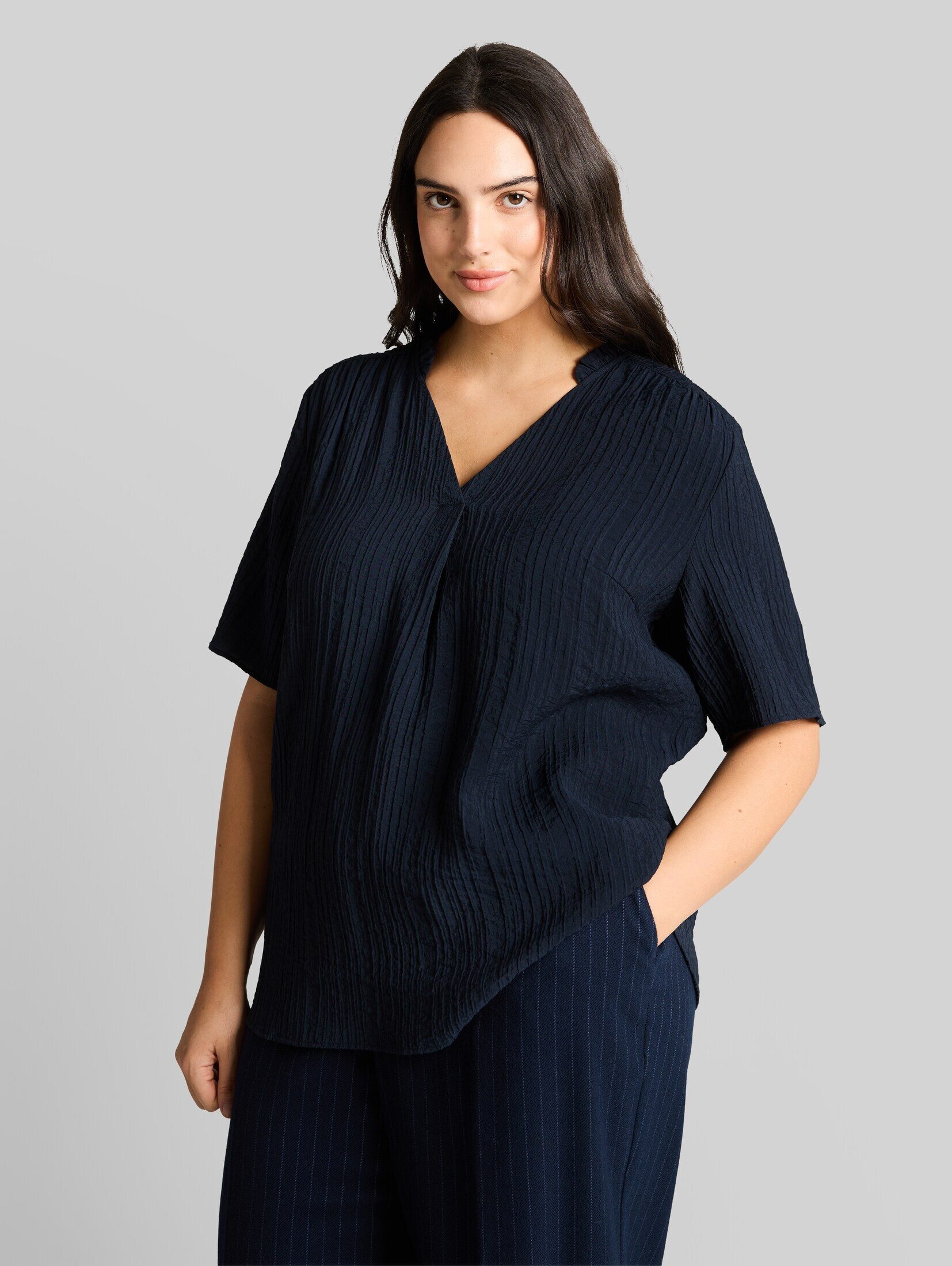TOM TAILOR PLUS Kurzarmbluse Blusen & Shirts Plus Size - Crinkle Bluse mit V-Ausschnitt
