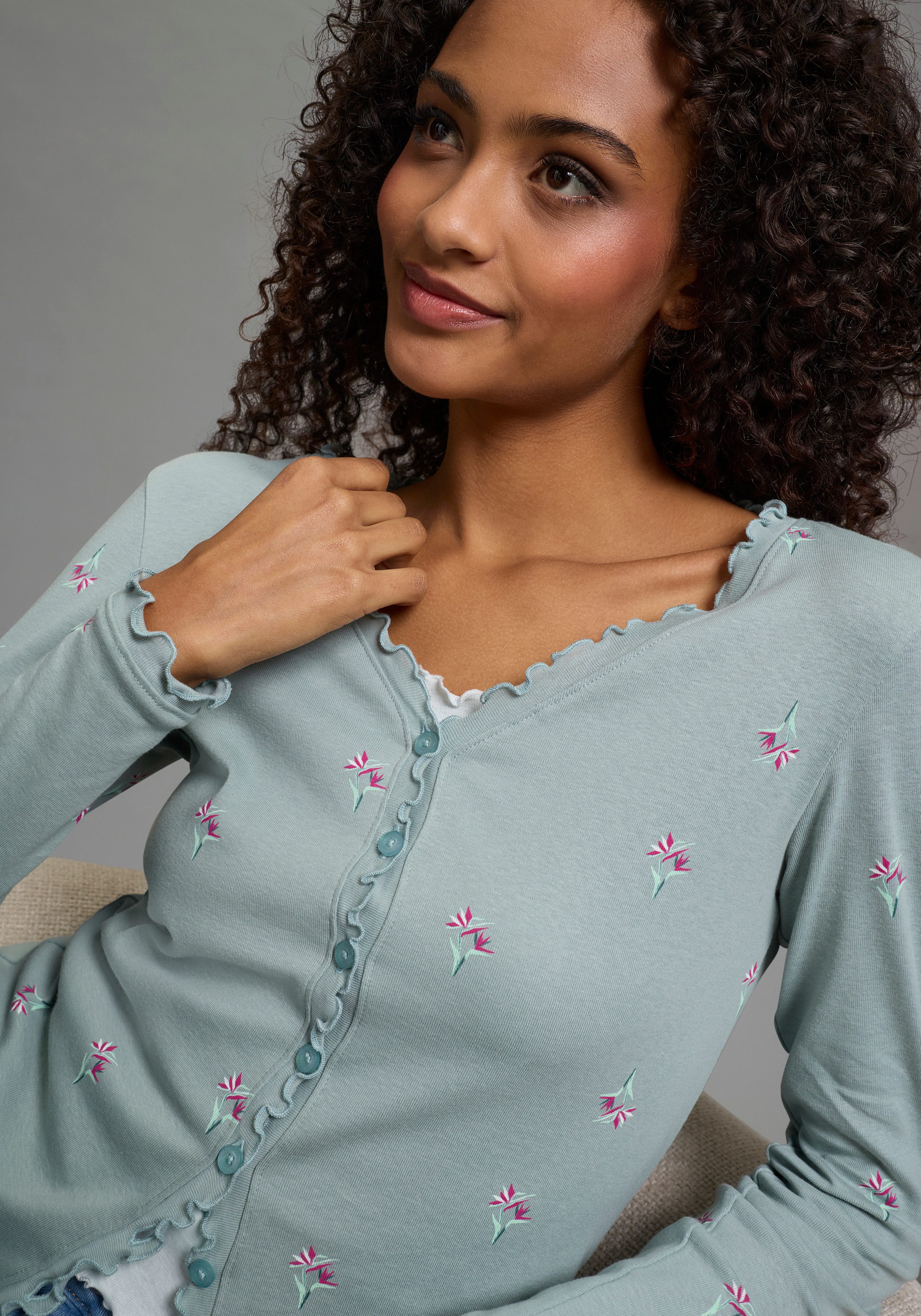 KangaROOS Langarmshirt mit Blumendruck und Knopfleiste. € 31,99, (€ 31,99 pro 1 Stk).