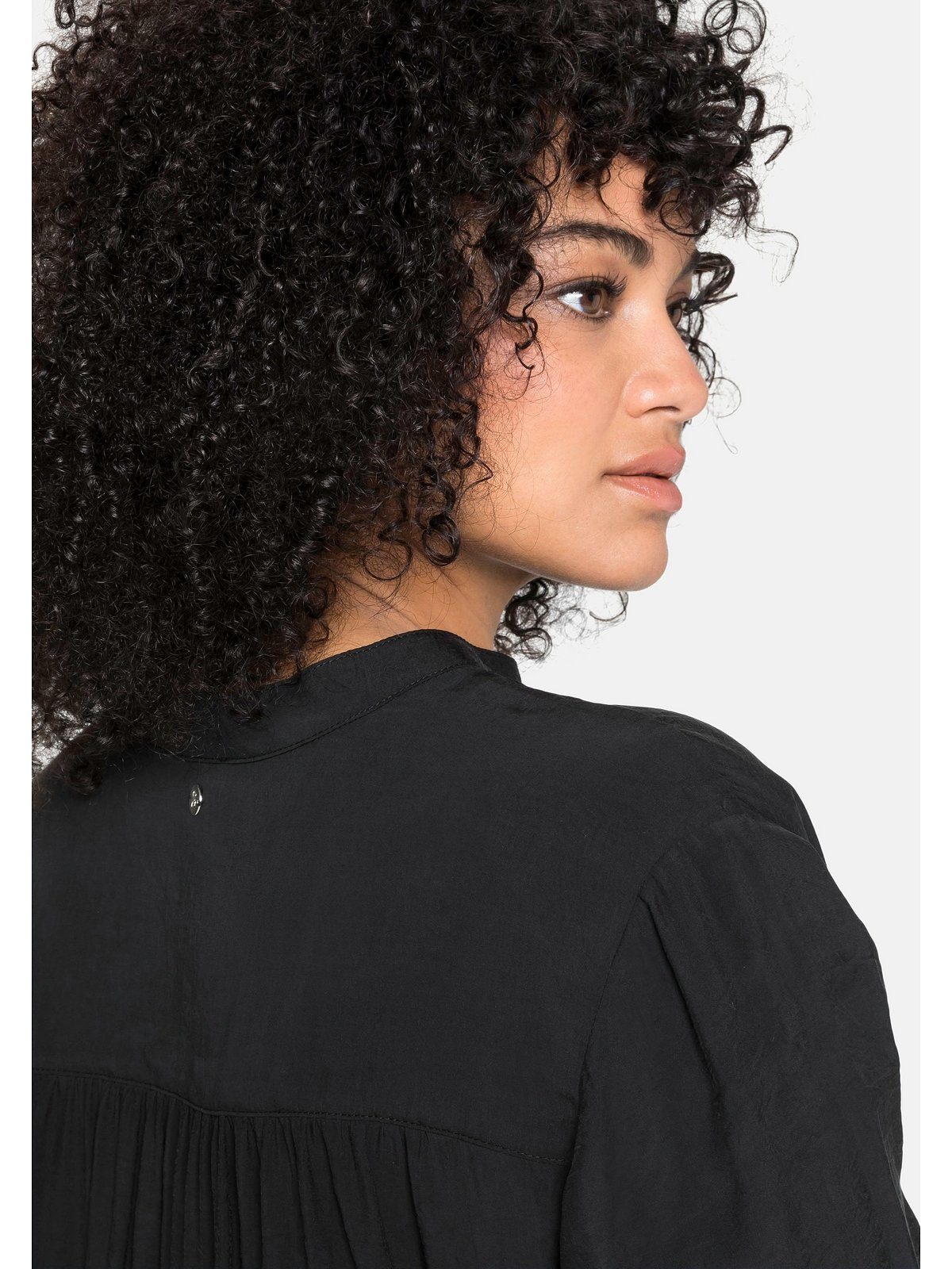Sheego Longbluse Größen Große Rückenteil am schwarz mit Raffung