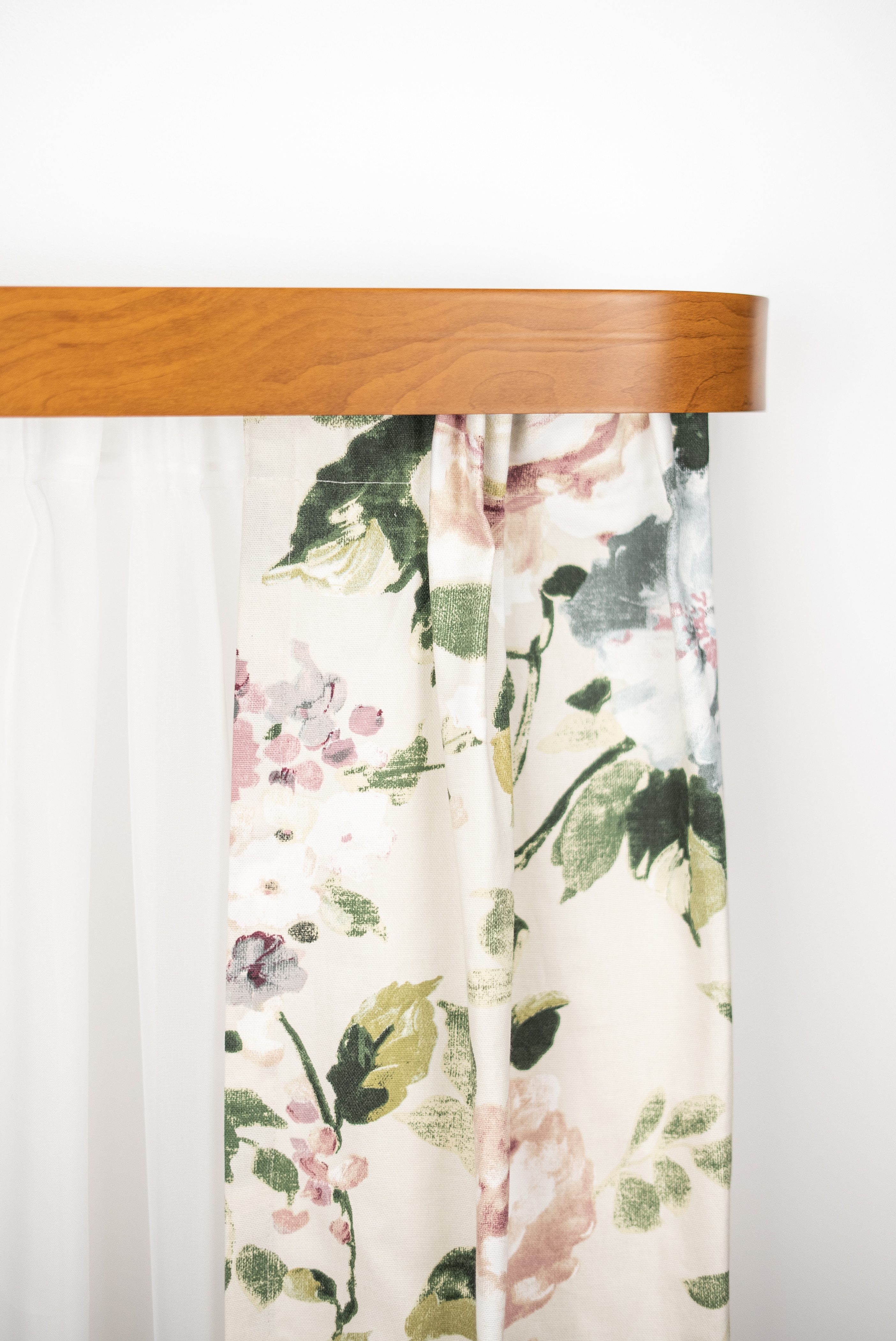 GARESA Schienensystem Kunststoffschiene mit Blende, 3-läufig, Wunschmaßlänge, mit Bohren, verschraubt, Kunststoff, seitlich mit 2 Rundbögen (kein Spalt zwischen Vorhang und Wand)