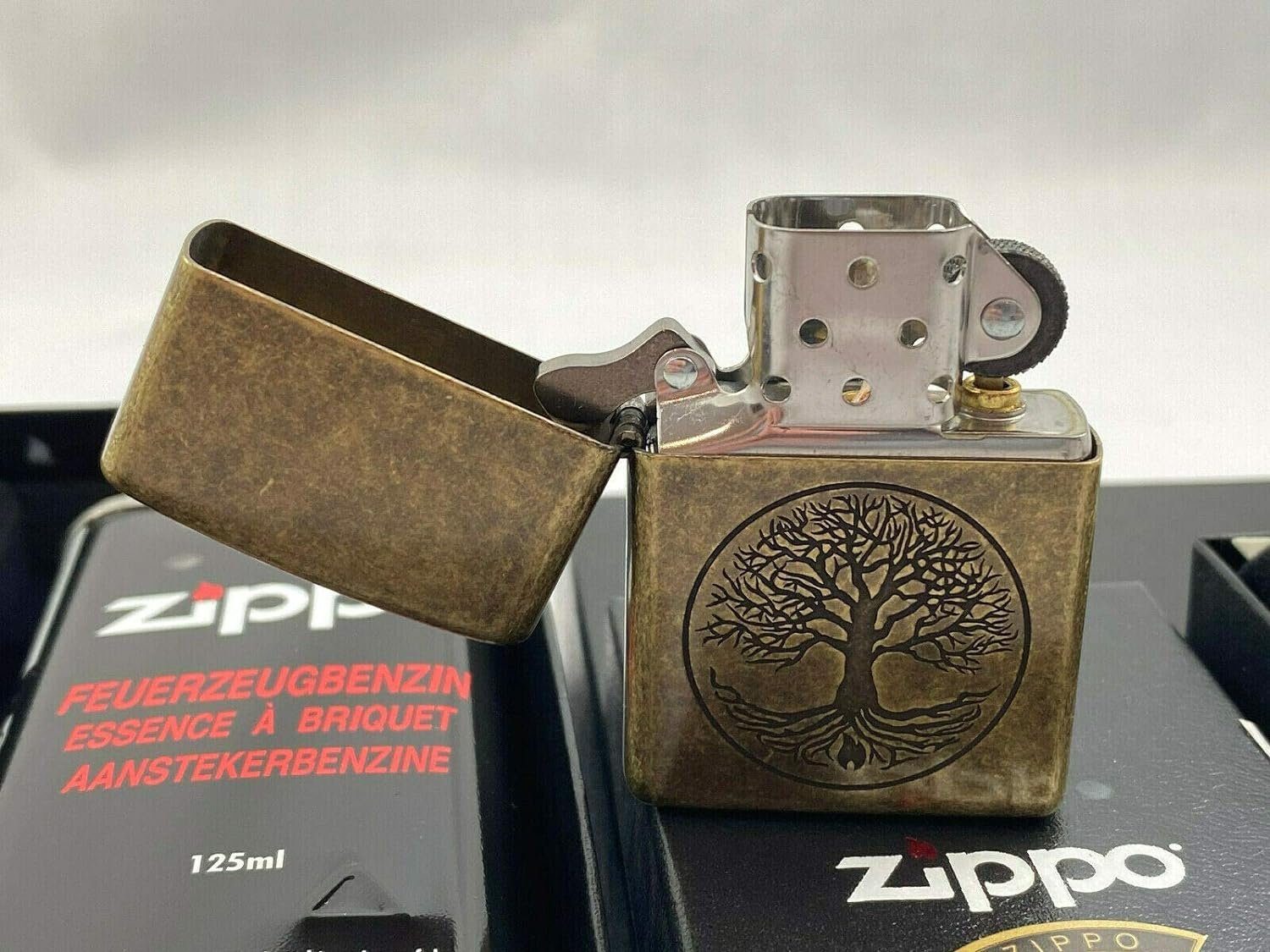 Zippo Feuerzeug Zippo Lebensbaum Tree of Life Antik Finish Feuerzeug Geschenk Set (1-St., 4 teilg), inkl. Geschenkbox, 6 Feuersteine, 125ml Benzin und Zippo Feu – Bild 5 von 5