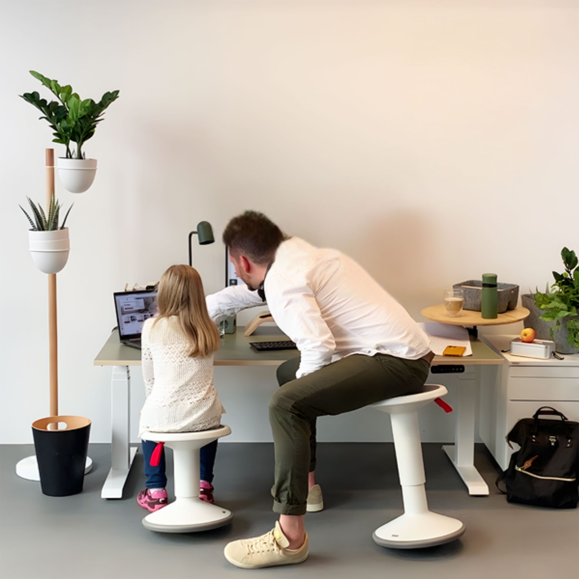 ASSMANN Büromöbel Kinderschreibtisch JUNIOR Curved (120x70cm Weiß Anthrazit Kollisions-Schutz, Elektrisch höhenverstellbar 2-fach-Motorik, einfache Montage, für Büro und Homeoffice), TÜV-zertifiziert, Blauer Engel, 5 Jahre Herstellergarantie