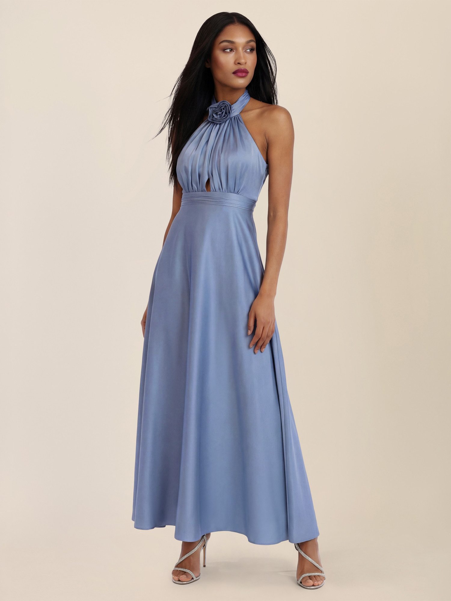 Apart Abendkleid aus Satin mit amerikanischem Ausschnitt