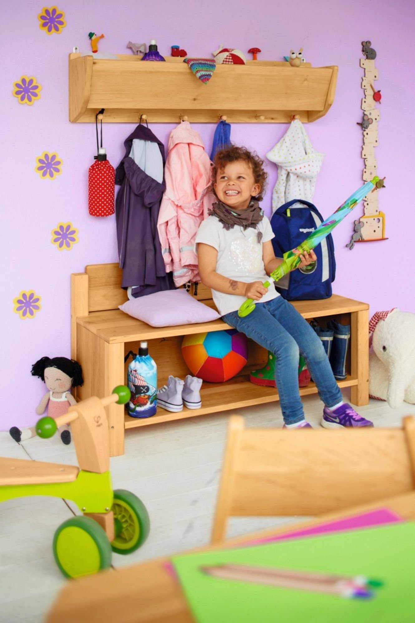 BioKinder - Das gesunde Kinderzimmer Kindersitzgruppe Robin, Set Kindergartenbank mit Hänge-Garderobe 100 cm, Erle