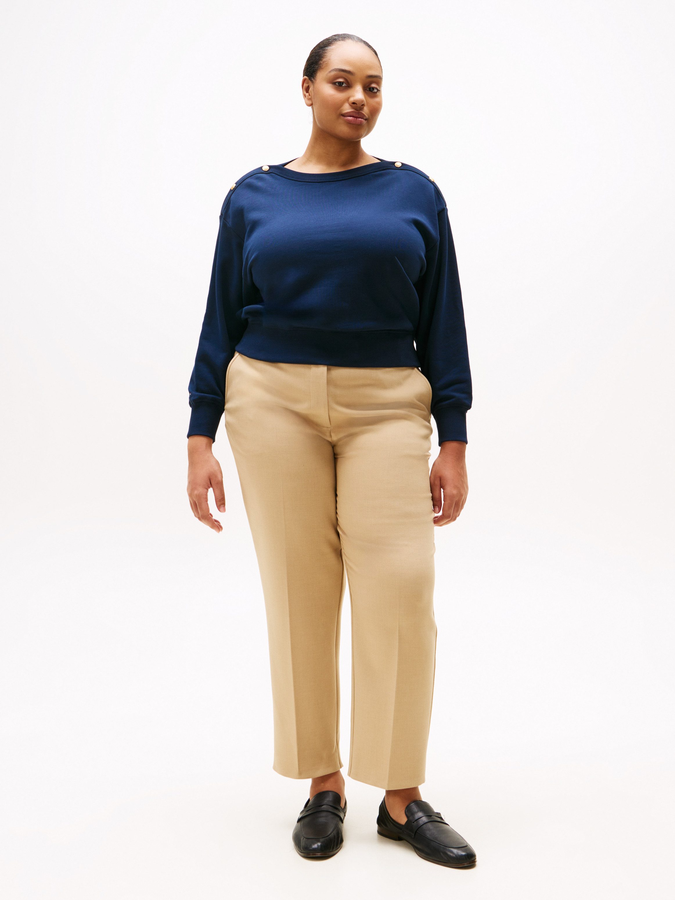 Tommy Hilfiger Curve Sweatshirt CRV GOLD BTN BOAT-NK SWTSHRT in Großen Größen, mit goldfarbenem Knopf, U-Boot Ausschnitt