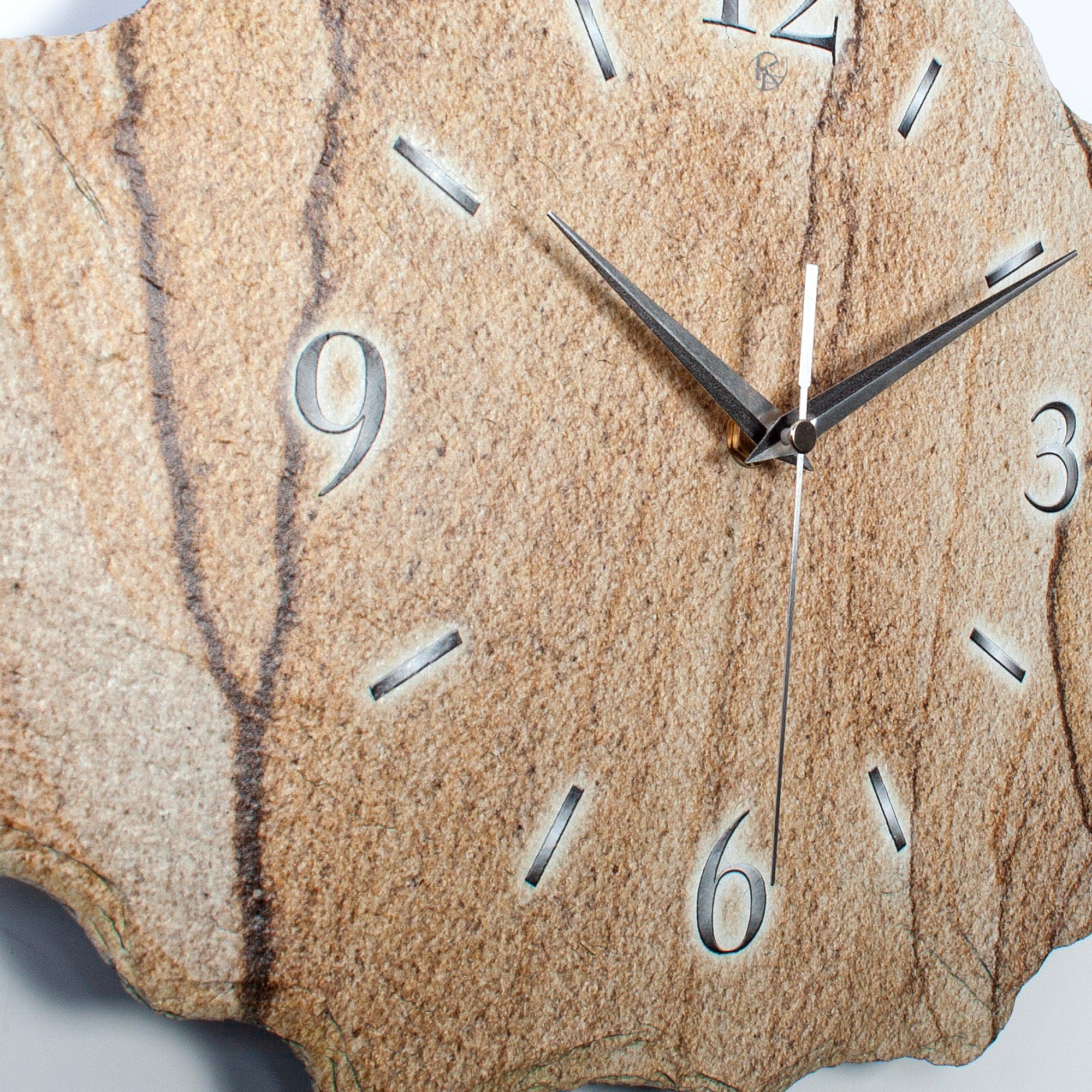 Kreative Feder Wanduhr Design-Wanduhr aus Stein (Beton) „Marmor-Optik beige“ (Funk- oder Quarzuhrwerk; ohne Ticken; elegant, außergewöhnlich, modern)