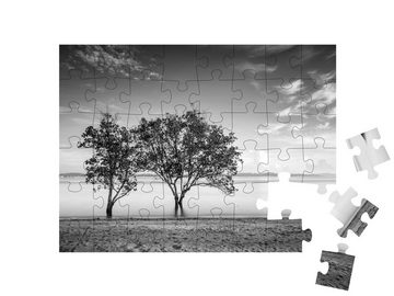 puzzleYOU Puzzle Meereslandschaft mit Bäumen, schwarz-weiß, 48 Puzzleteile, puzzleYOU-Kollektionen Fotokunst