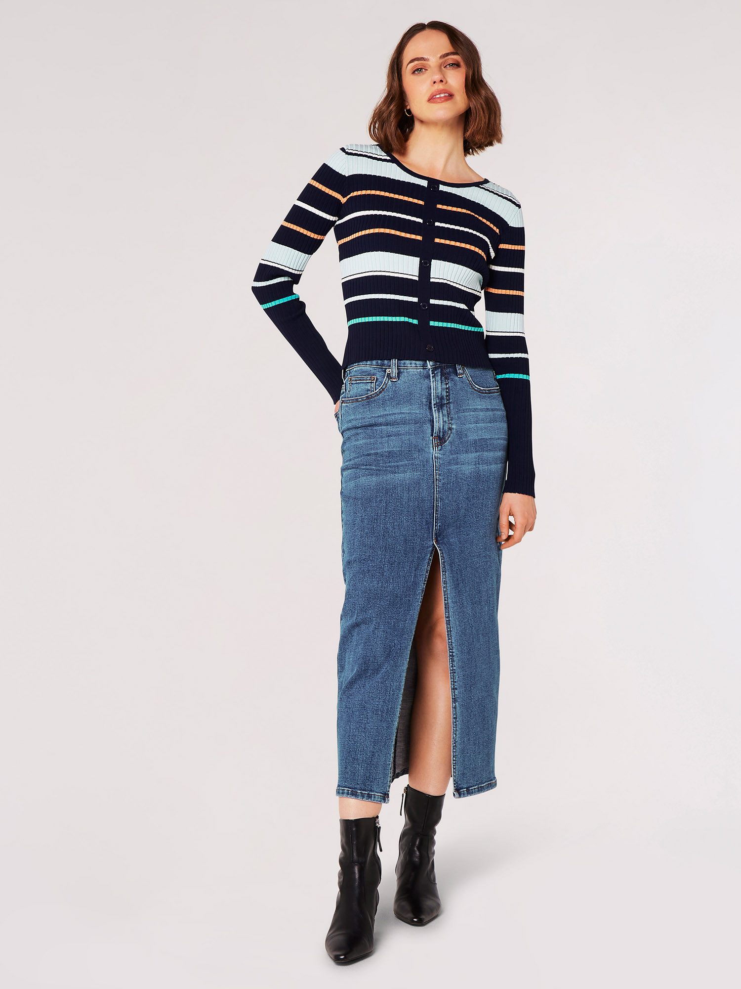 Rundhalspullover Pullover mit Zierknöpfen